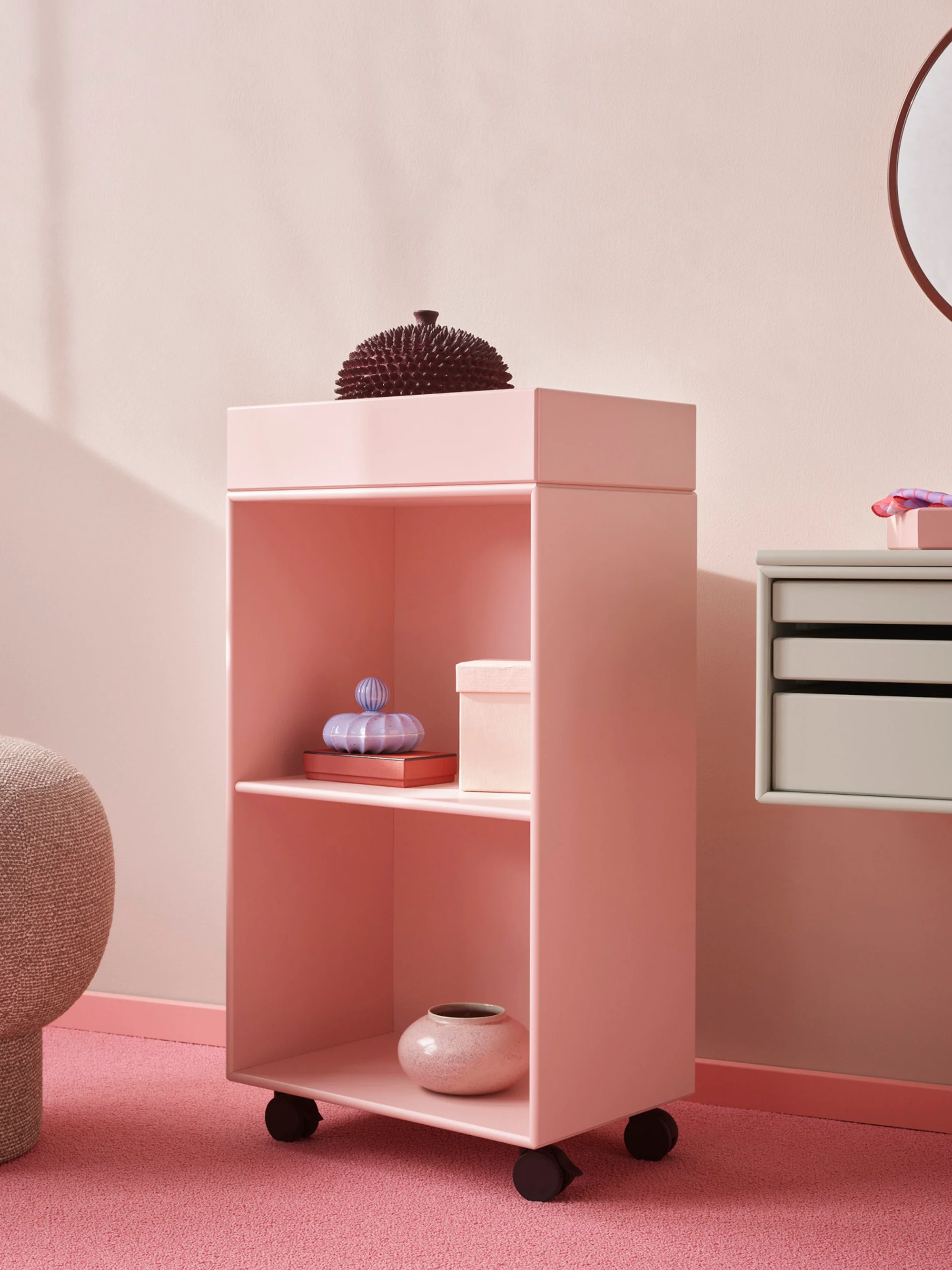 Handgefertigter Badezimmerschrank Preppy mit Rollen