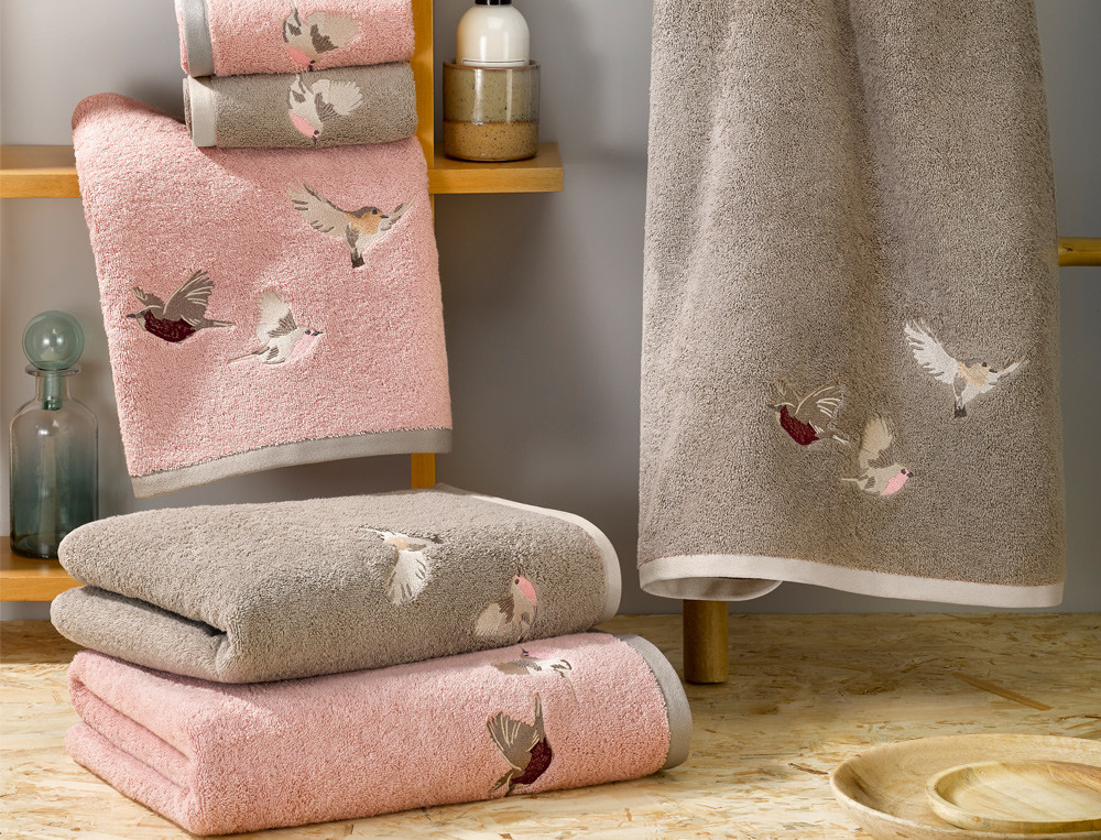 Linge de bain brodéÀ vol d'oiseaux