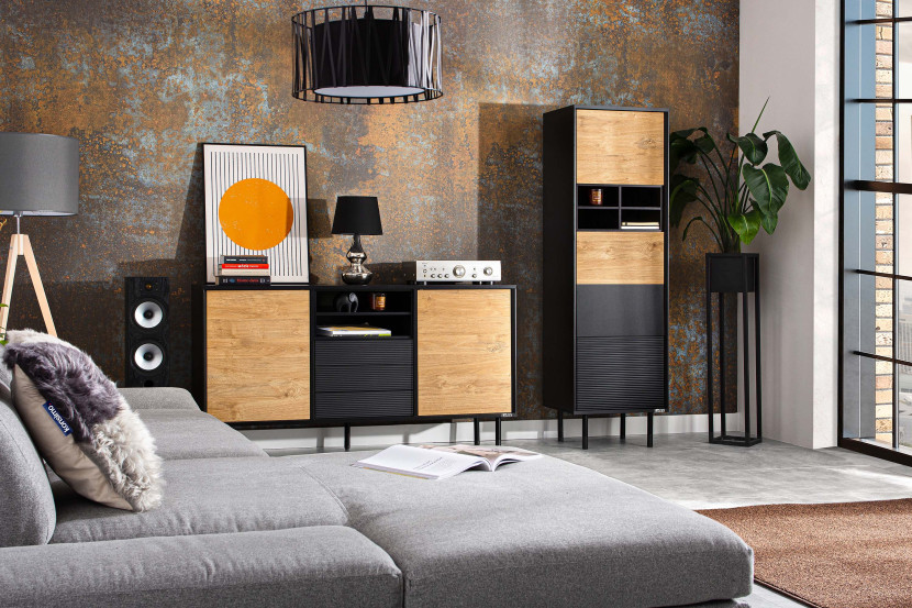 KONSIMO LOFTY Komoda w stylu loft na wysokich drewnianych nogach z półką