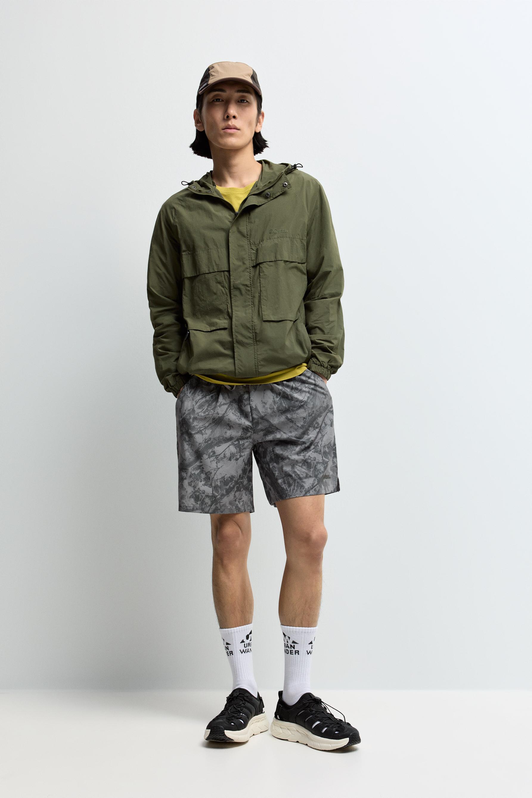 Cortavientos capucha bolsillos