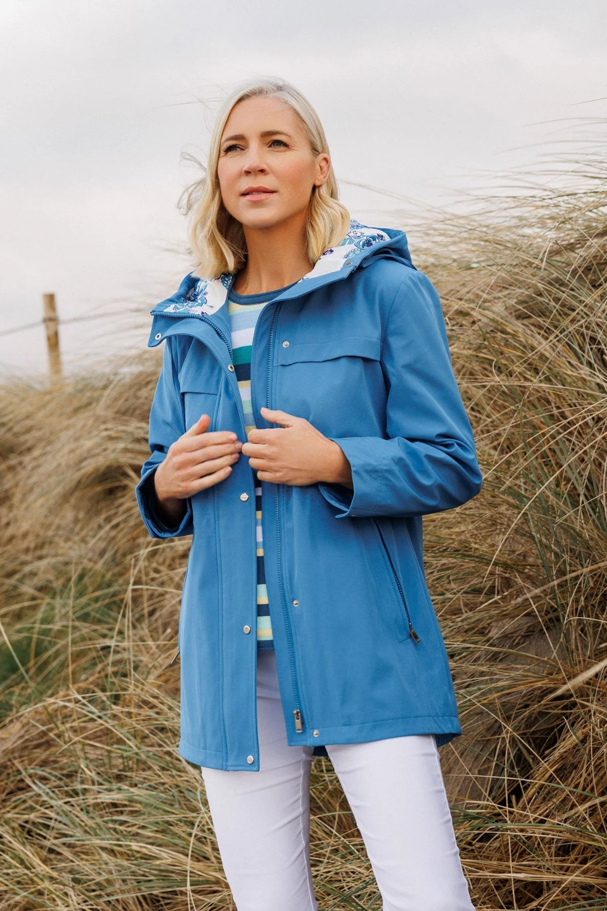 Drawstring Mac With Printed Hood Lining in Blue