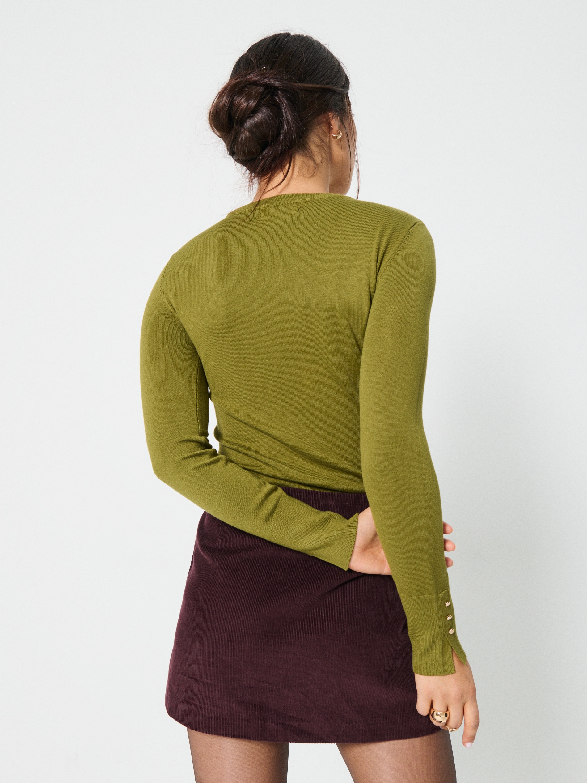 Sweter z ozdobnymi guzikami