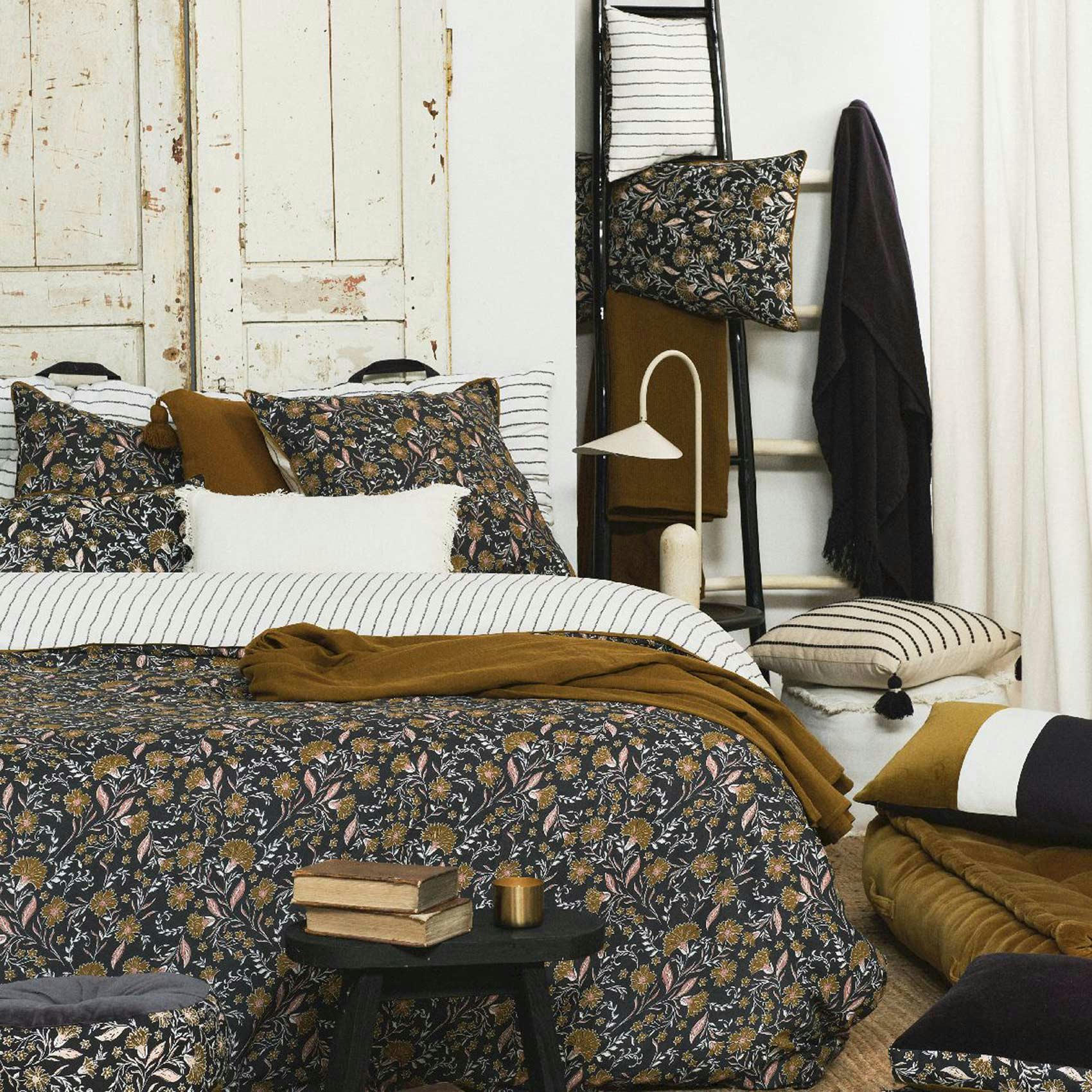 - Parure de lit passepoilée black flore coton noir 240 x 260