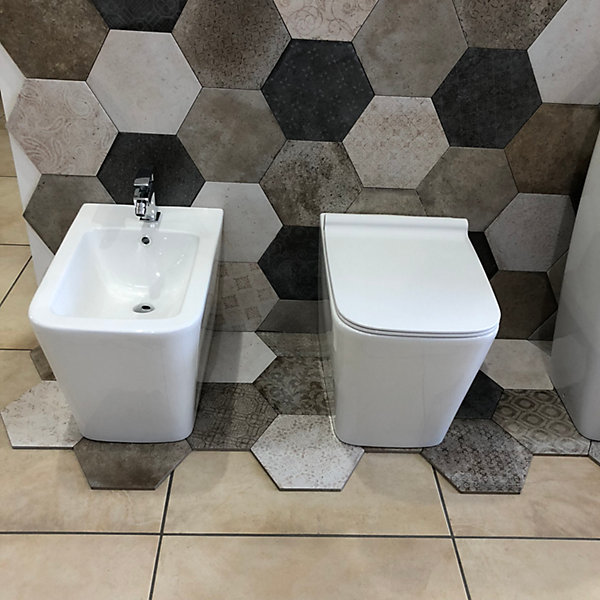 Couple de sanitaires au ras du mur et à poser ligne carré