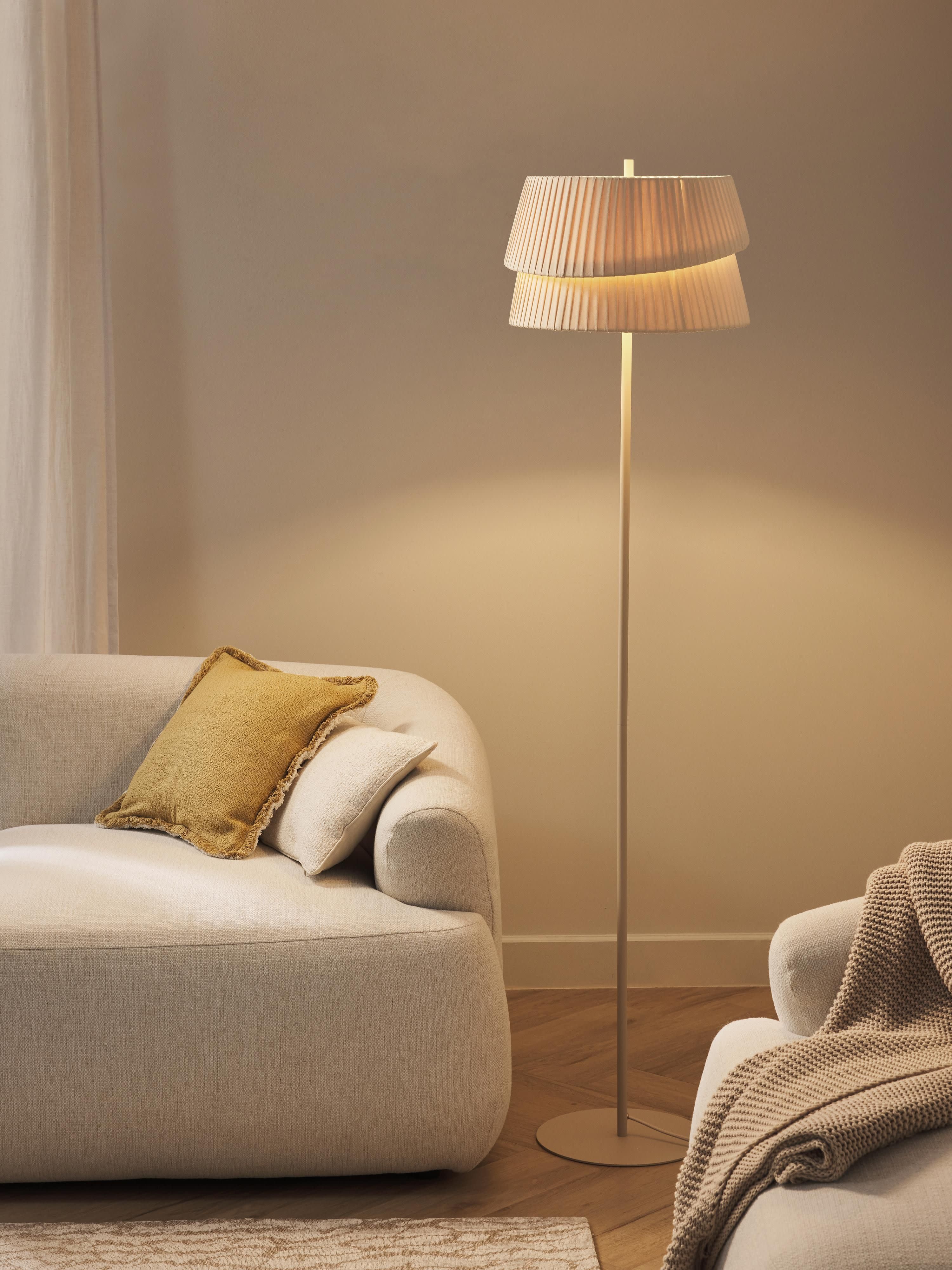 Stehlampe Nyla mit asymmetrischem Lampenschirm