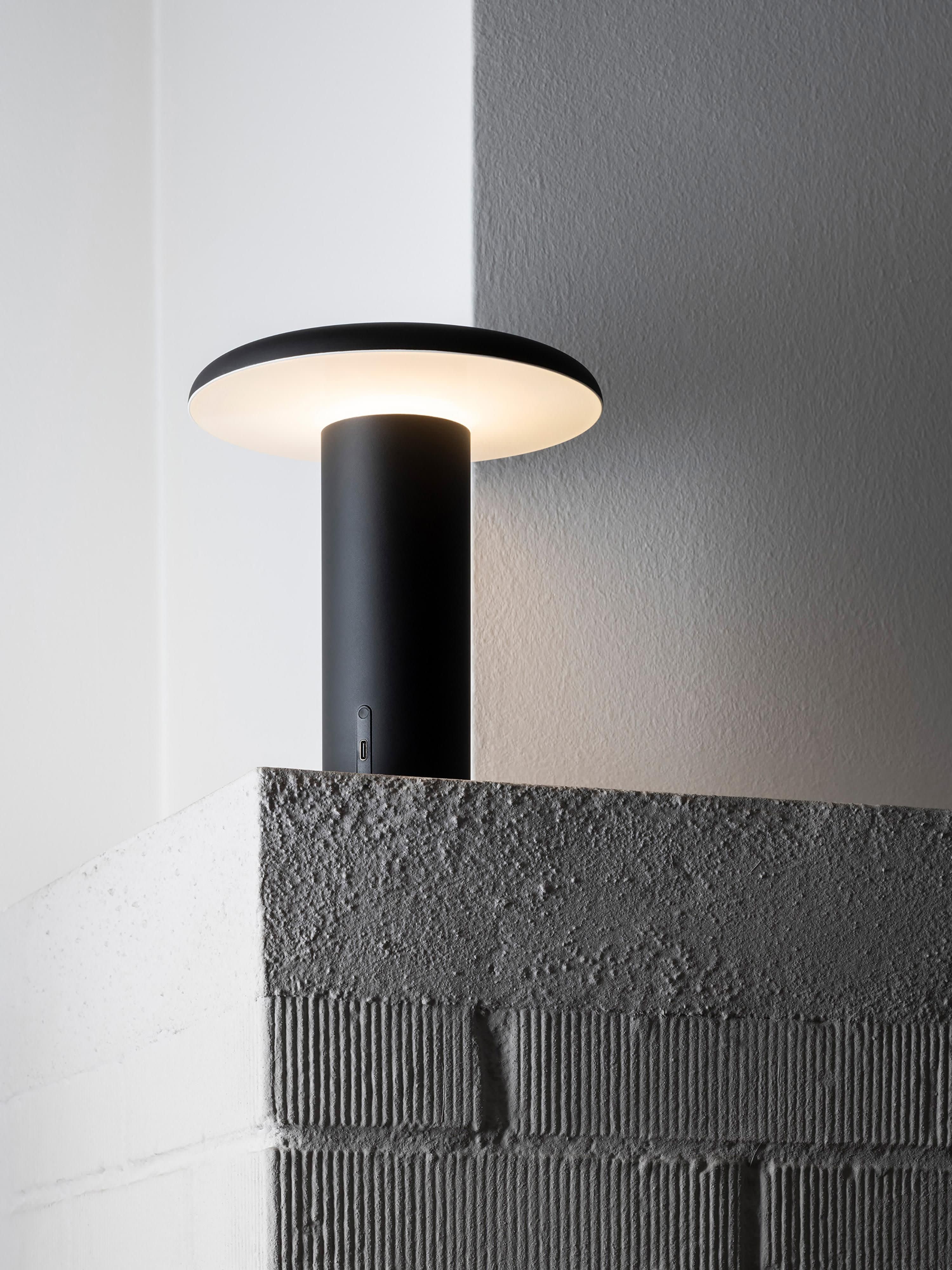 Kleine mobile LED-Tischlampe Takku, dimmbar
