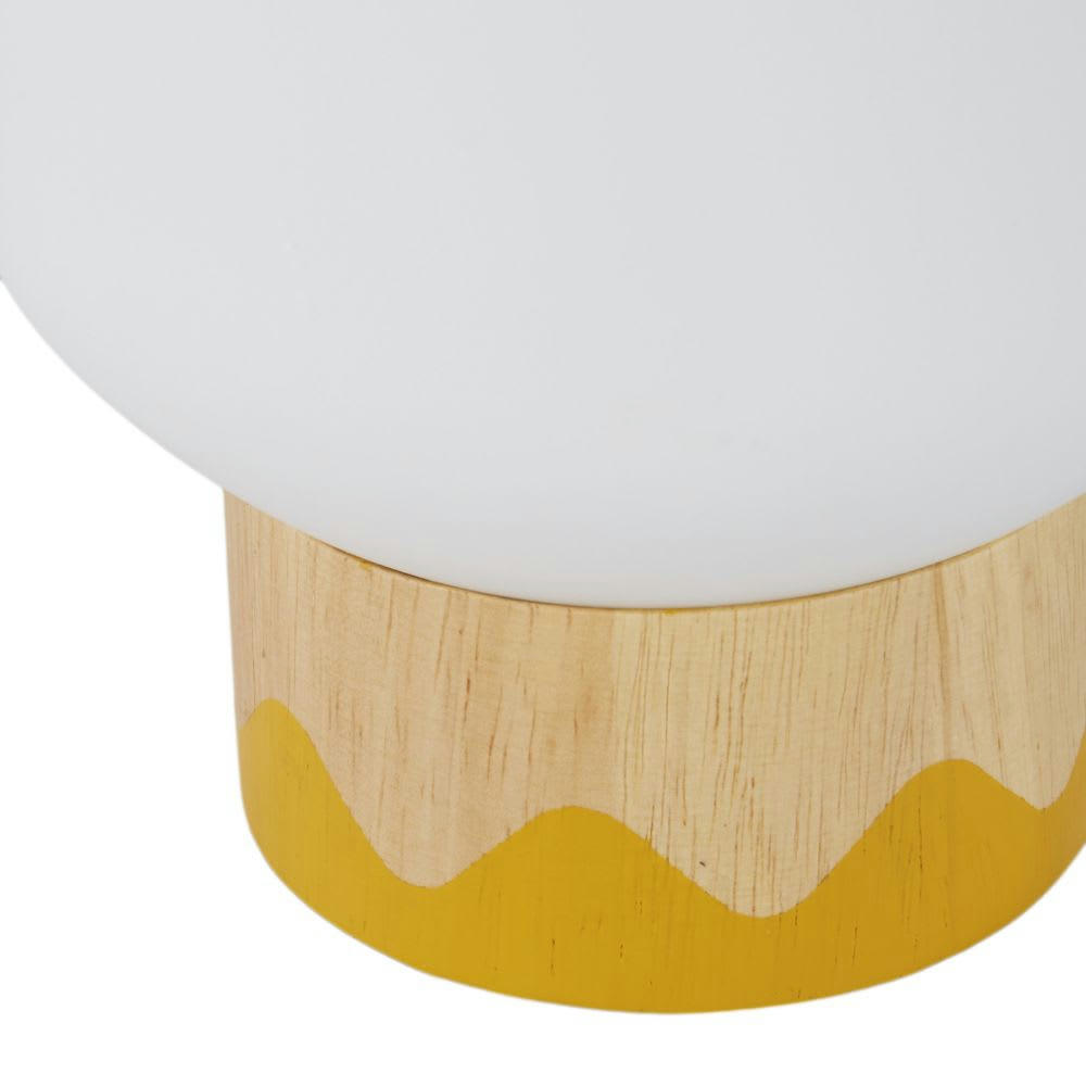 MINI JUNGLE - Lampe à poser en bois d'hévéa jaune moutarde et beige avec globe en verre opaque