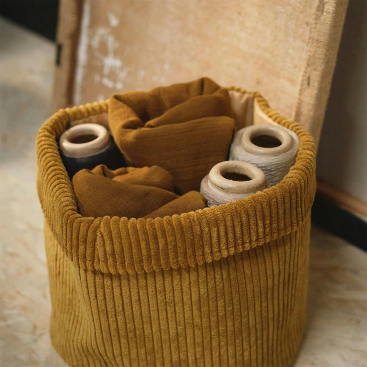 COZY - Corbeille en velours côtelé bronze