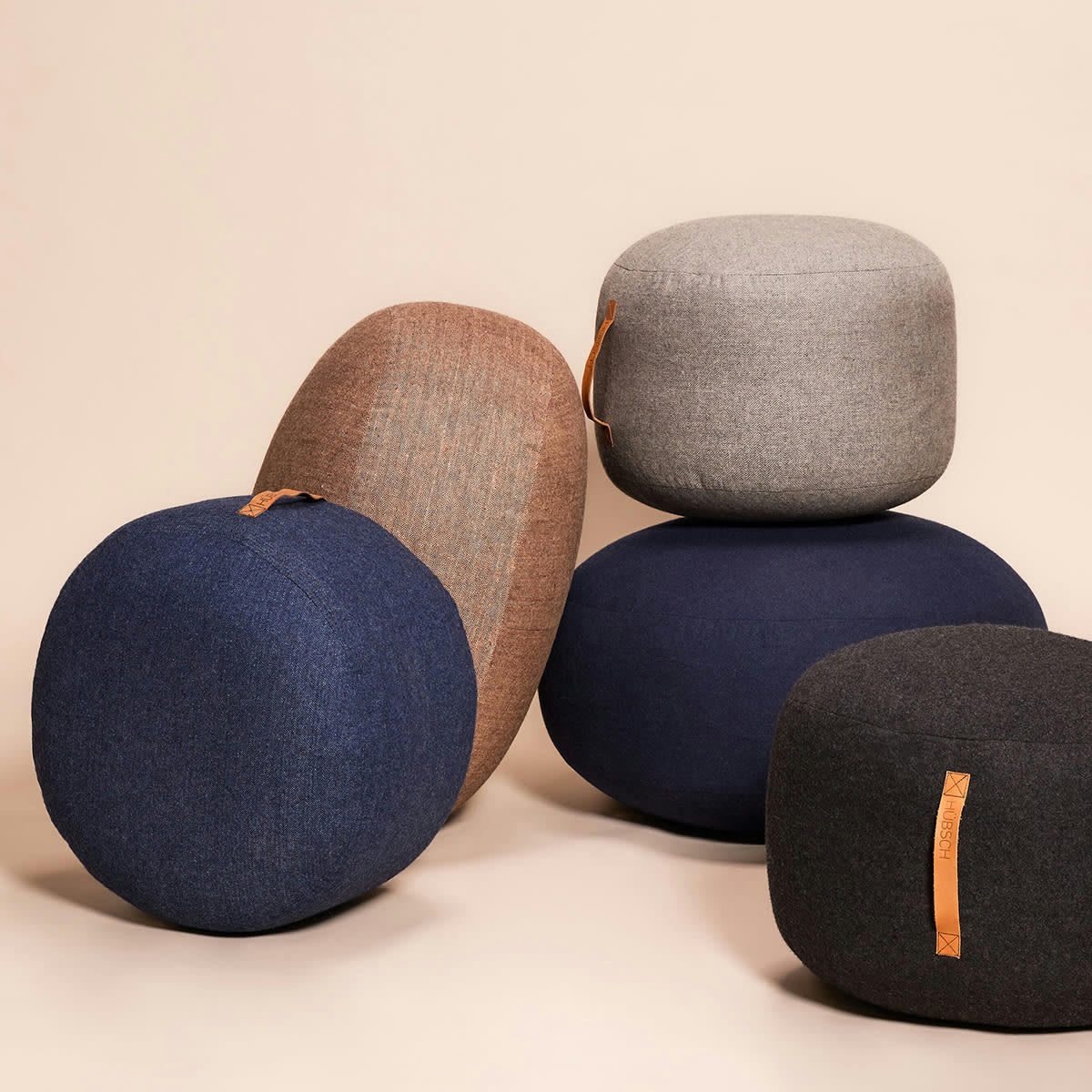 MOCHI - Pouf en laine bleue avec poignée en cuir D50