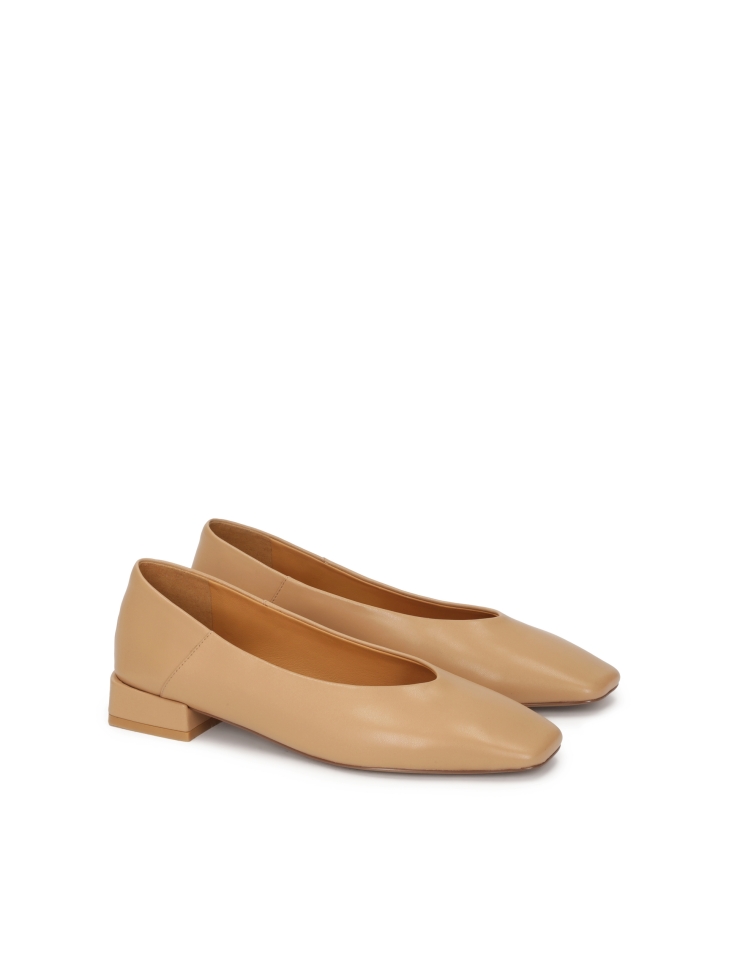 Beige flat leather pumps