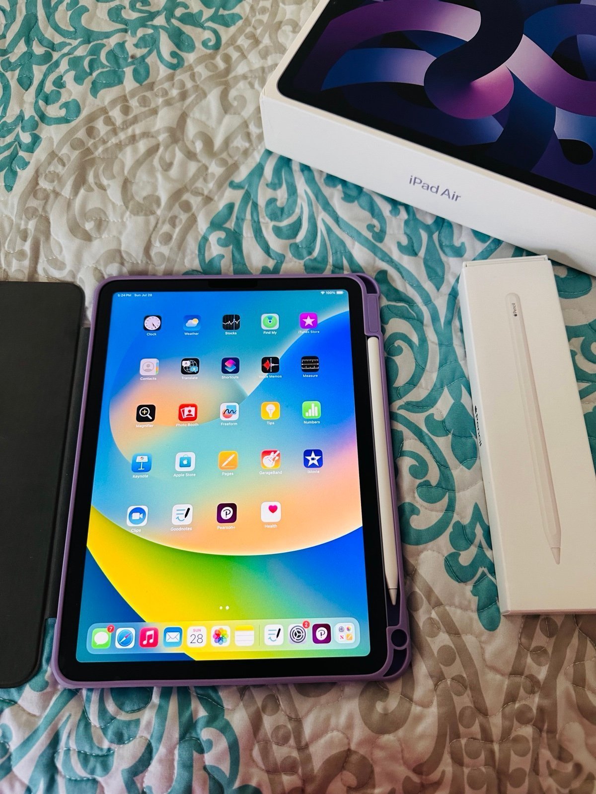 Apple iPad Air 5th Generation 64 GB in Space Gray WIFI Bundle with Apple Pencil