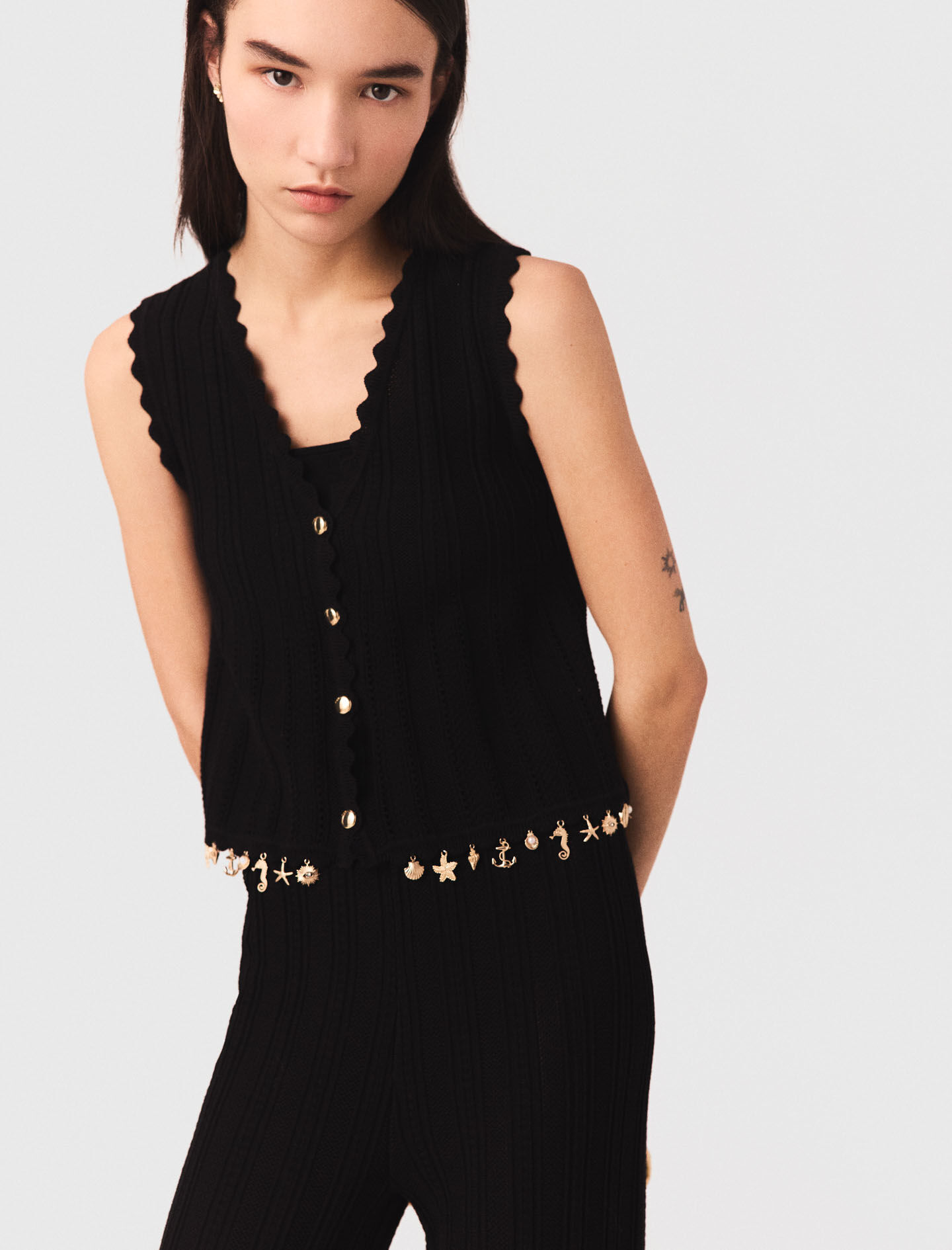 Gilet en maille avec bijoux dorés