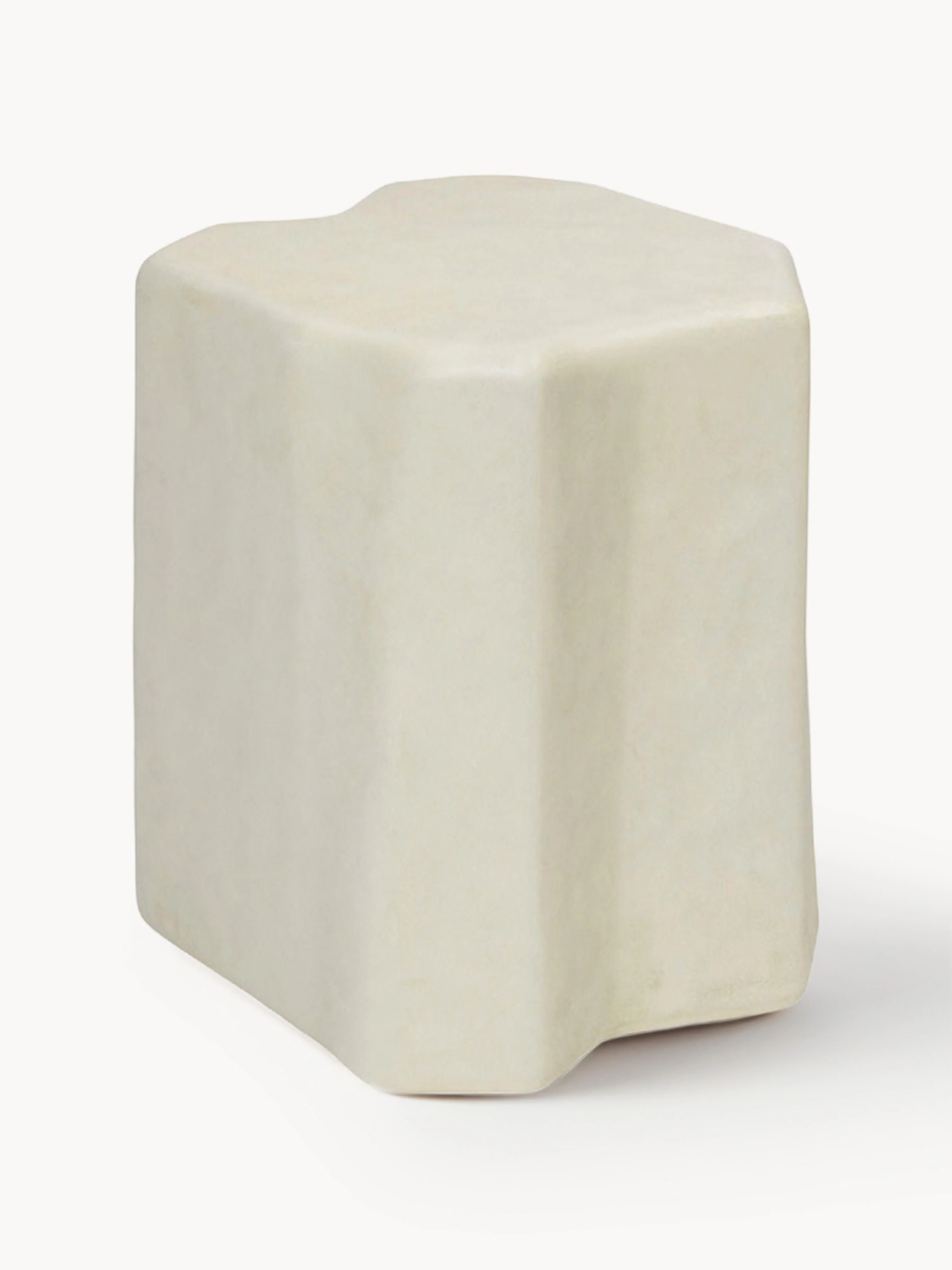 Beton-Sitzhocker Staffa in organischer Form