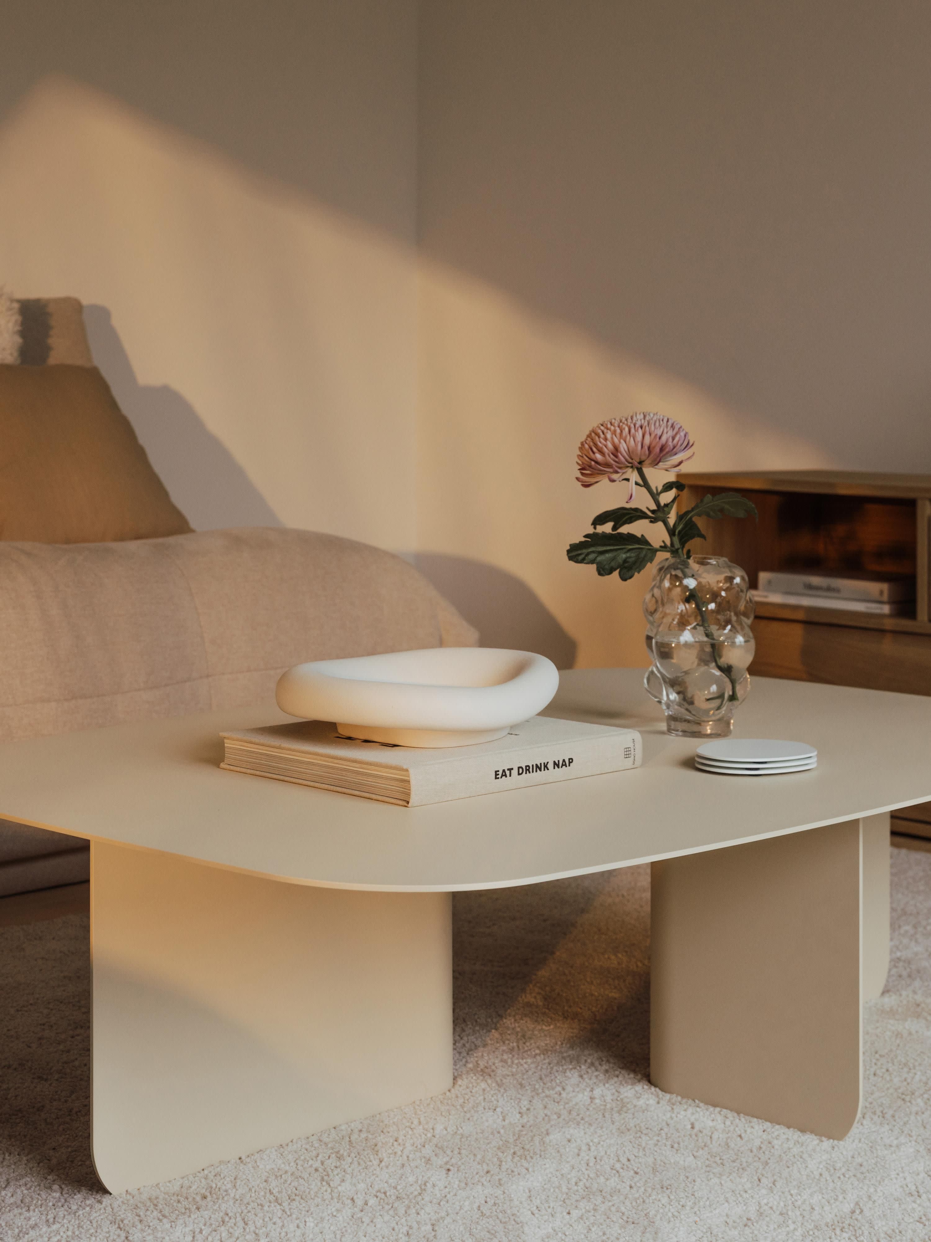Handgefertigter Couchtisch Livia