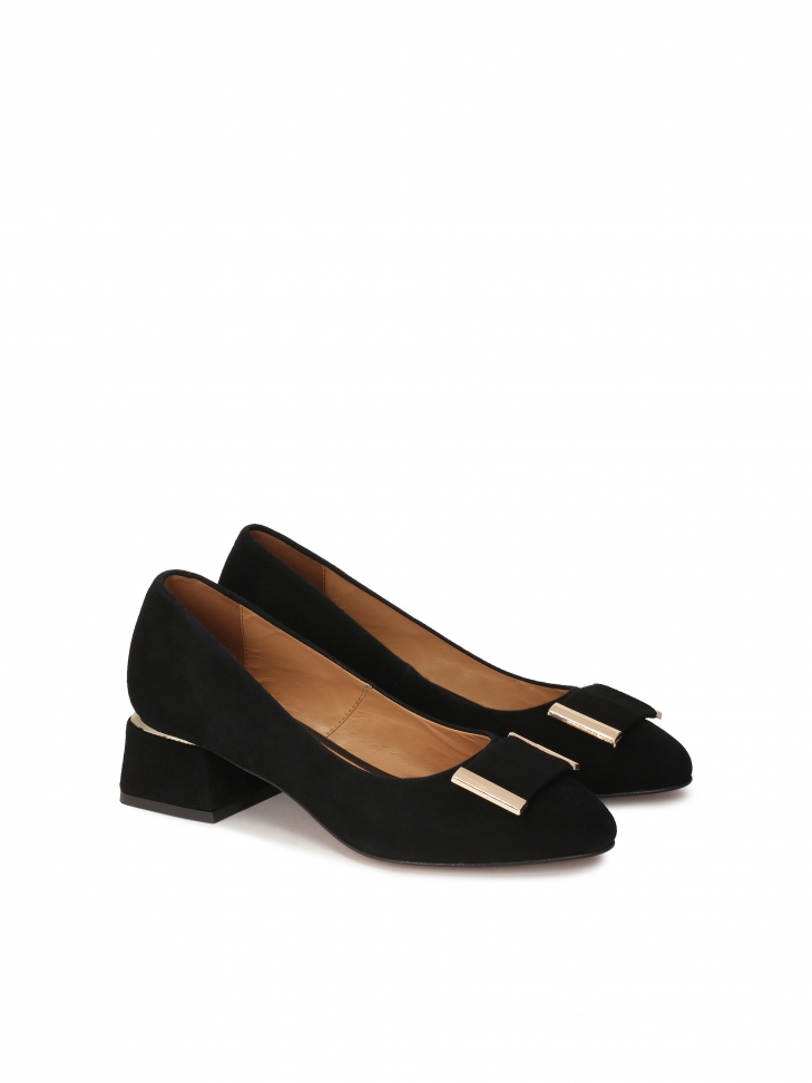 Black suede low-heeled pumps
