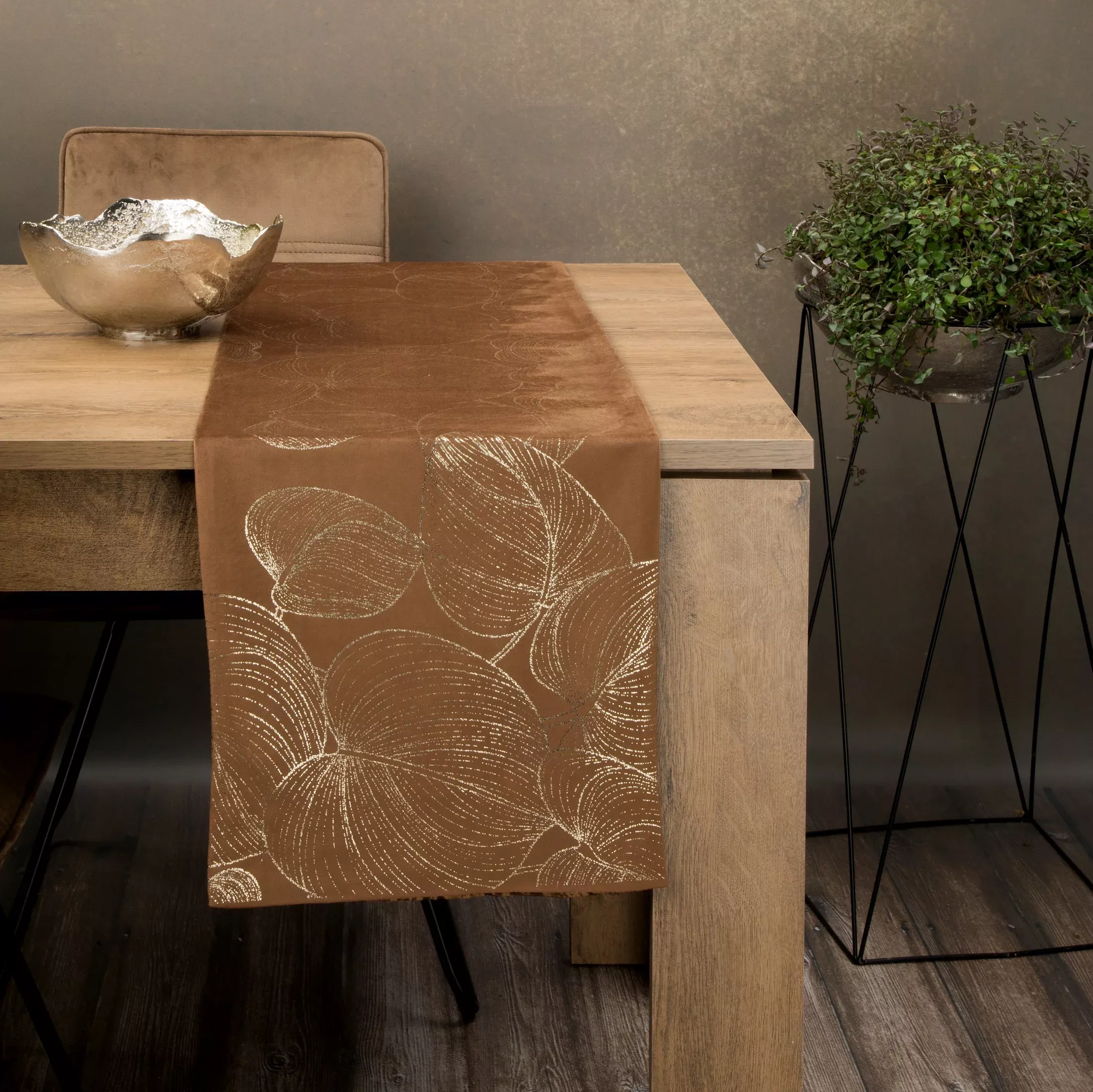 Bieżnik na stół brązowo, złocisty 35x180 cm welwetowy BLINK 16 z dużym wzorem liści