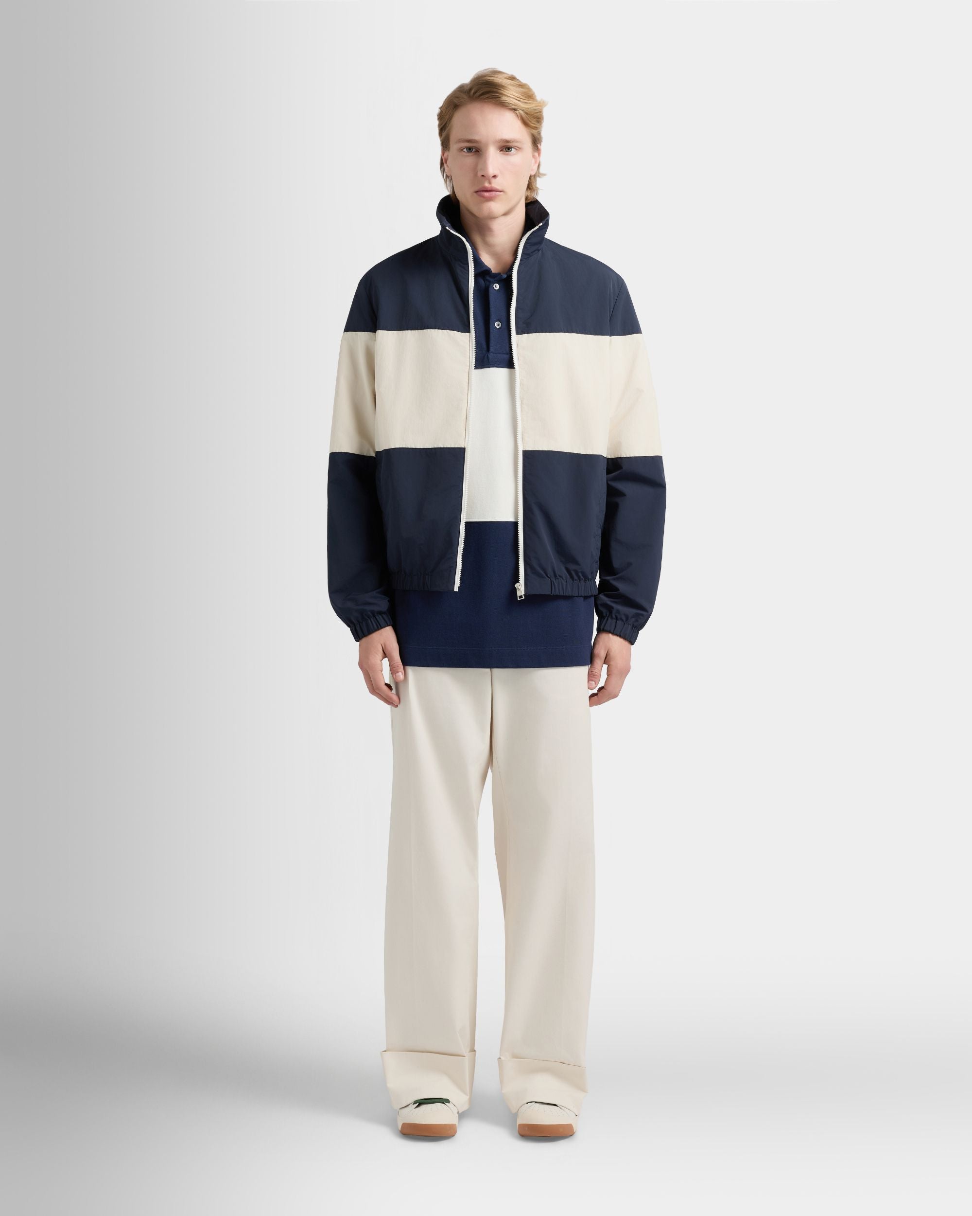 Bomberjacke aus Nylon in Marineblau und Weiß mit Maxi-Bally-Ribbon