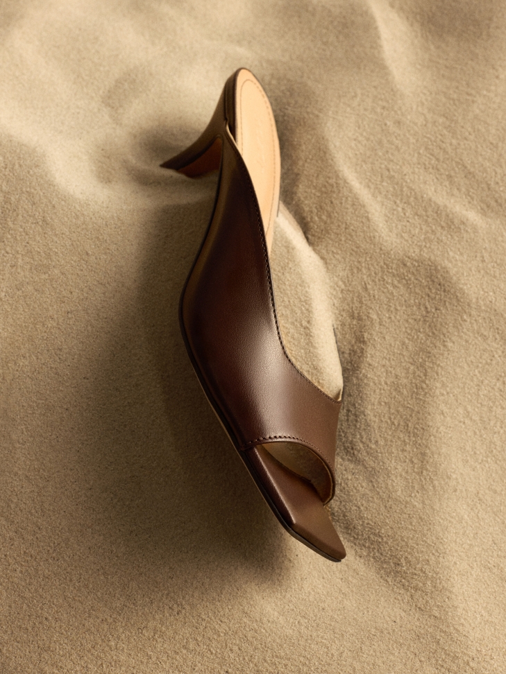 Brown mules with fashionably cut-out upper
