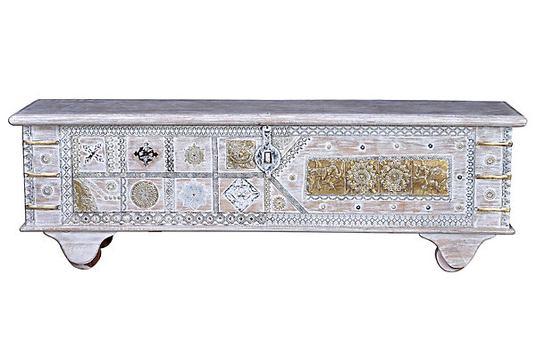 Coffre ancien en bois de manguier blanc
