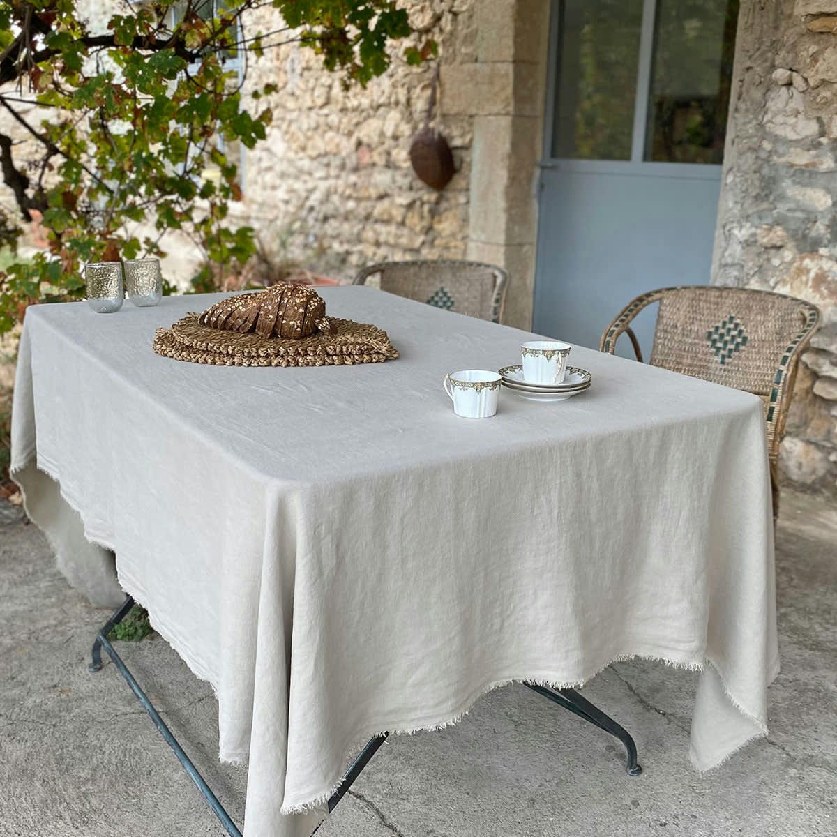 - Nappe en chanvre lavé à franges