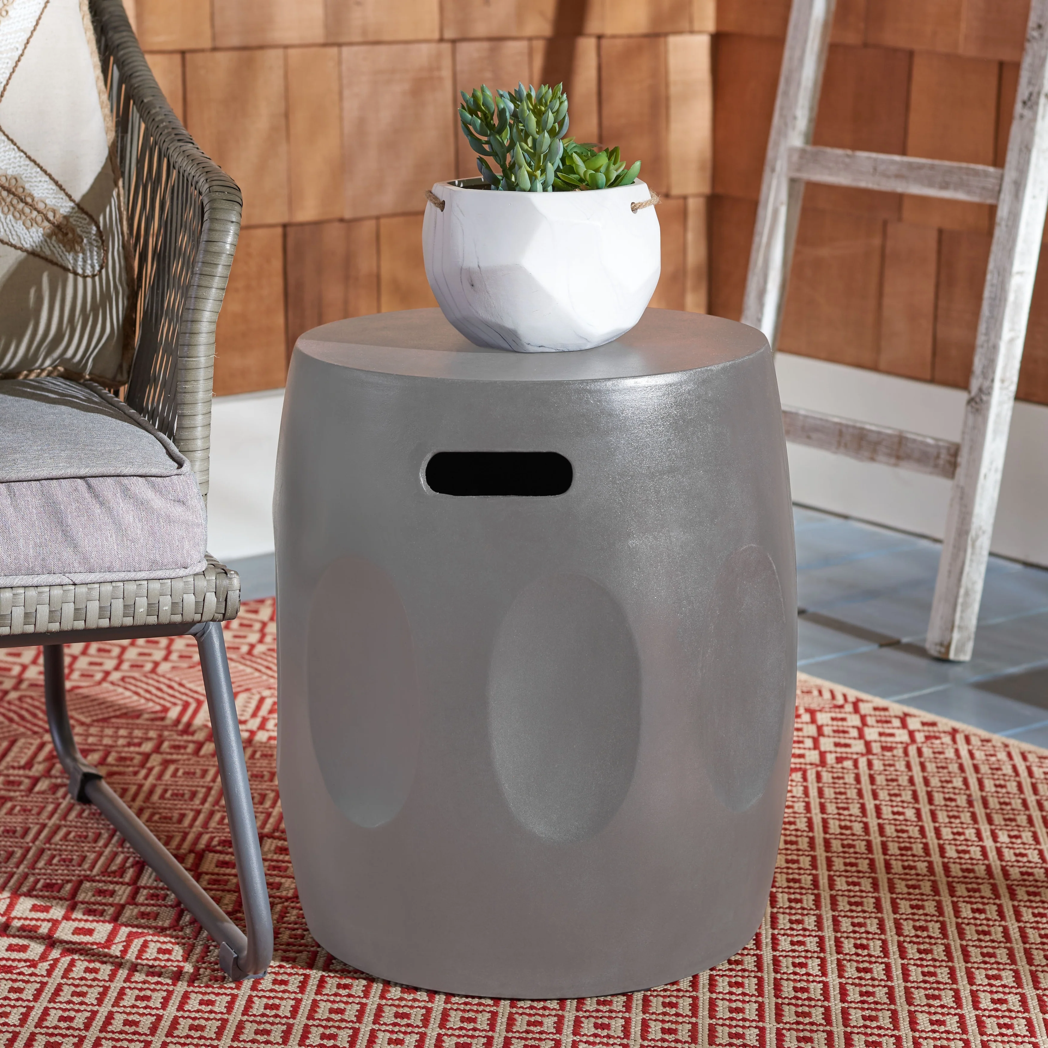 SAFAVIEH Hasmik Concrete Indoor/ Outdoor Accent Table - 15.7x15.7x17.7 - 16Wx16Dx18H