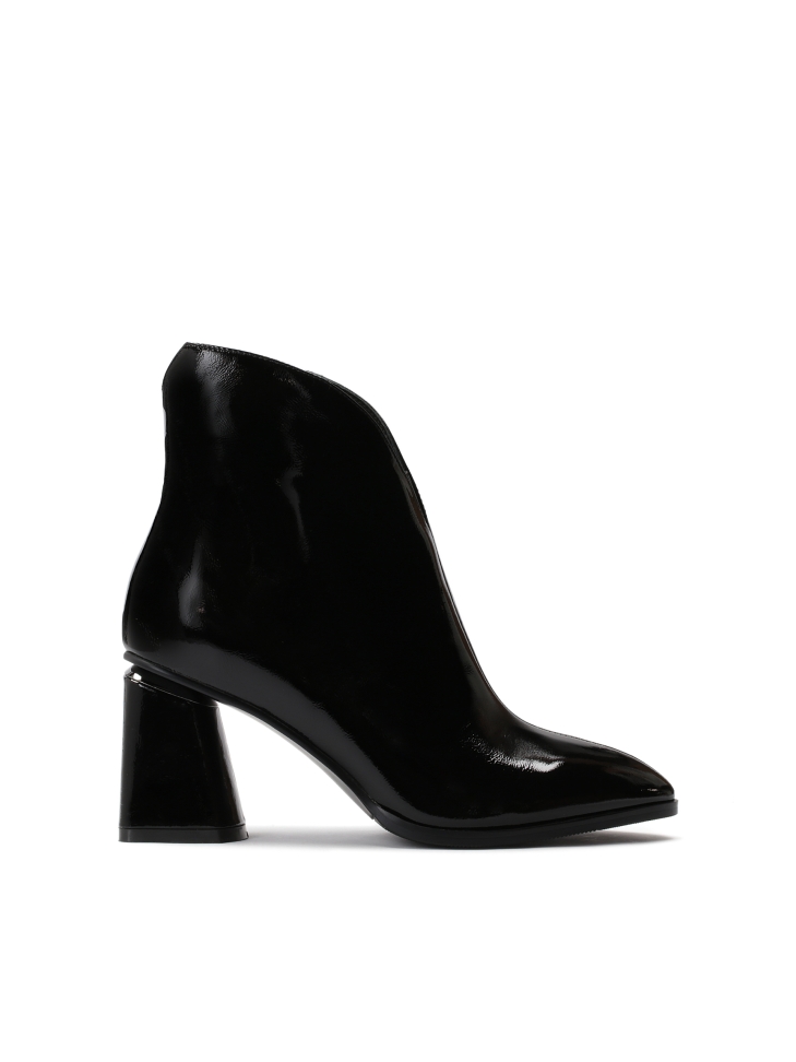 Black patent leathered booties with a profiled upper
