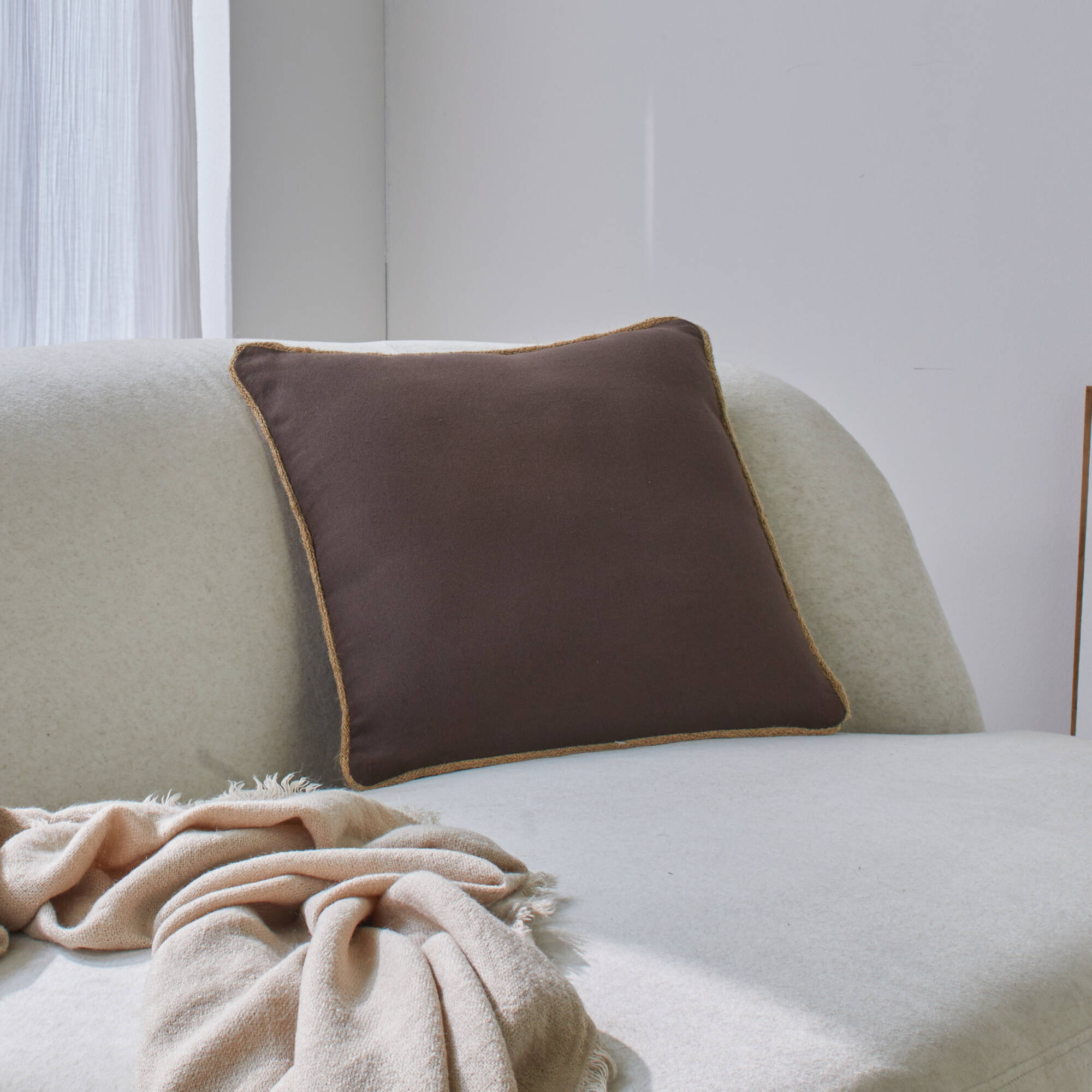 Coussin uni biais en jute