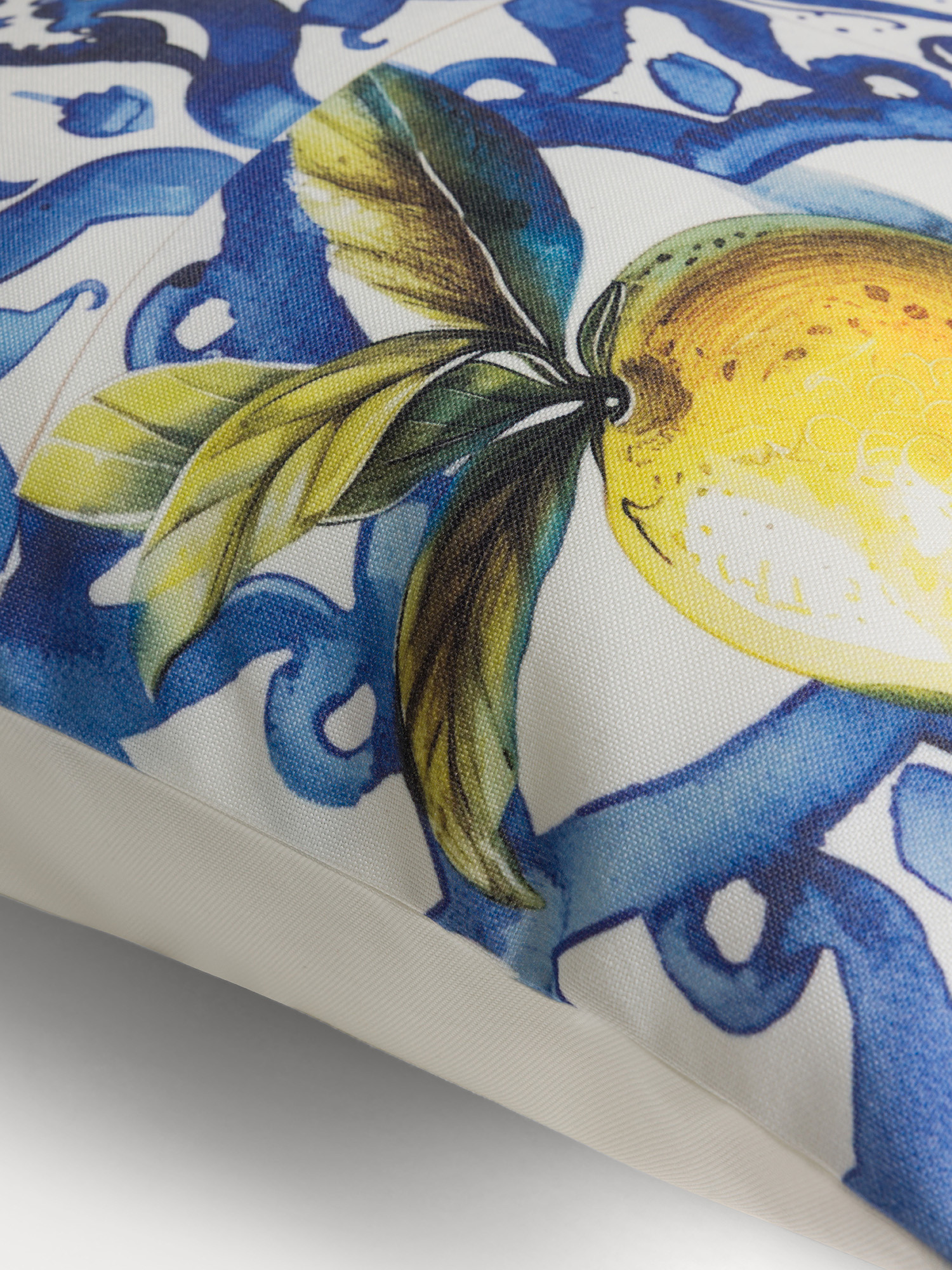 Cuscino in tessuto tecnico motivo limoni 45x45cm