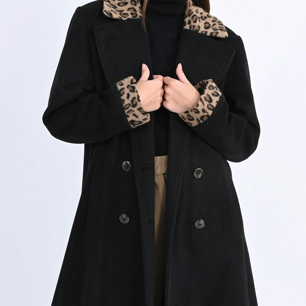 Manteau long boutonné, détails léopard