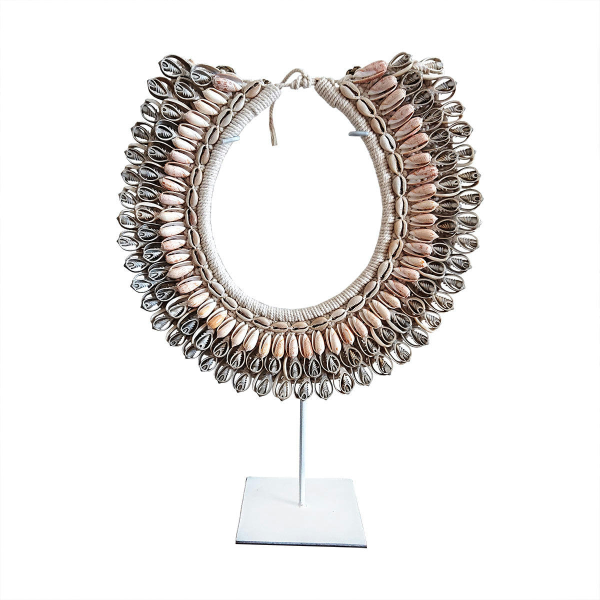 - Collier tribal en coquillages, beige  L32 x H 43 cm
