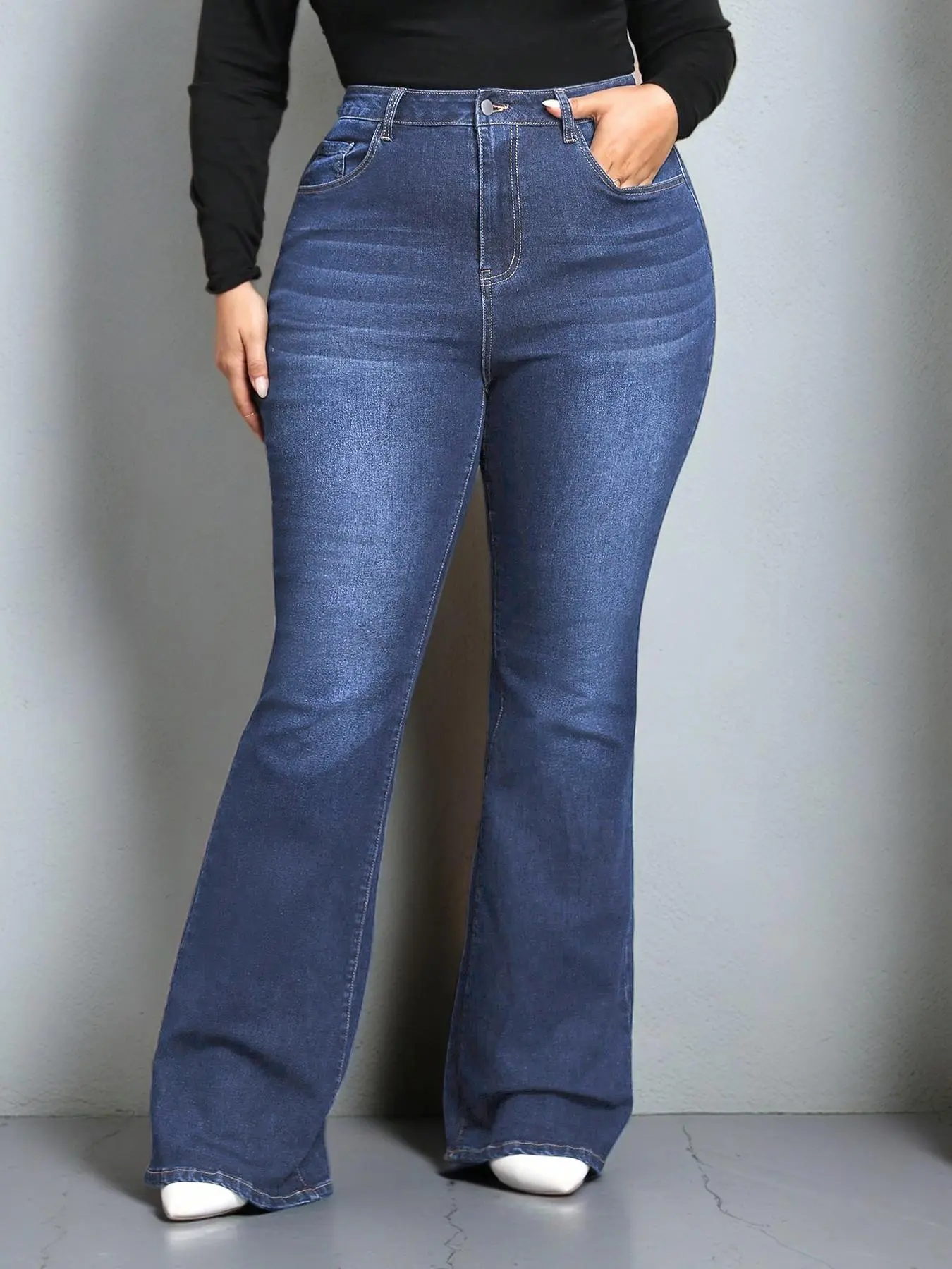 【Plus Size】 Plain Pocket Flare-Leg Jeans with Pocket, Casual Comfy Bell Bottom Denim Pants for Daily Wear, Women's Clothing for All Seasons