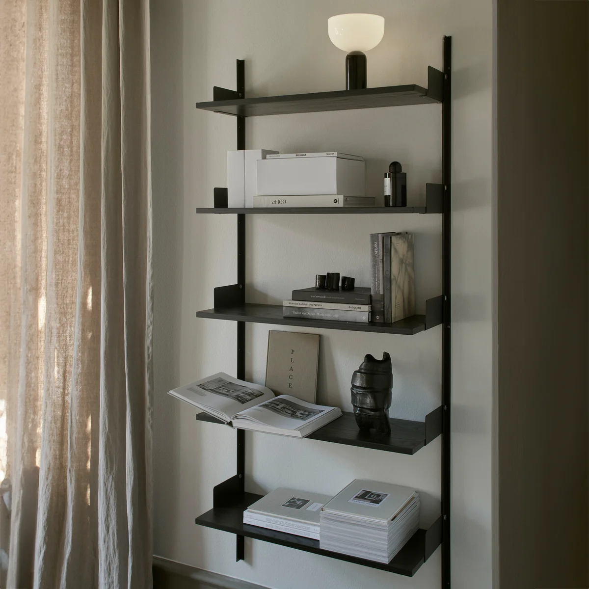 New Works - Wandregal