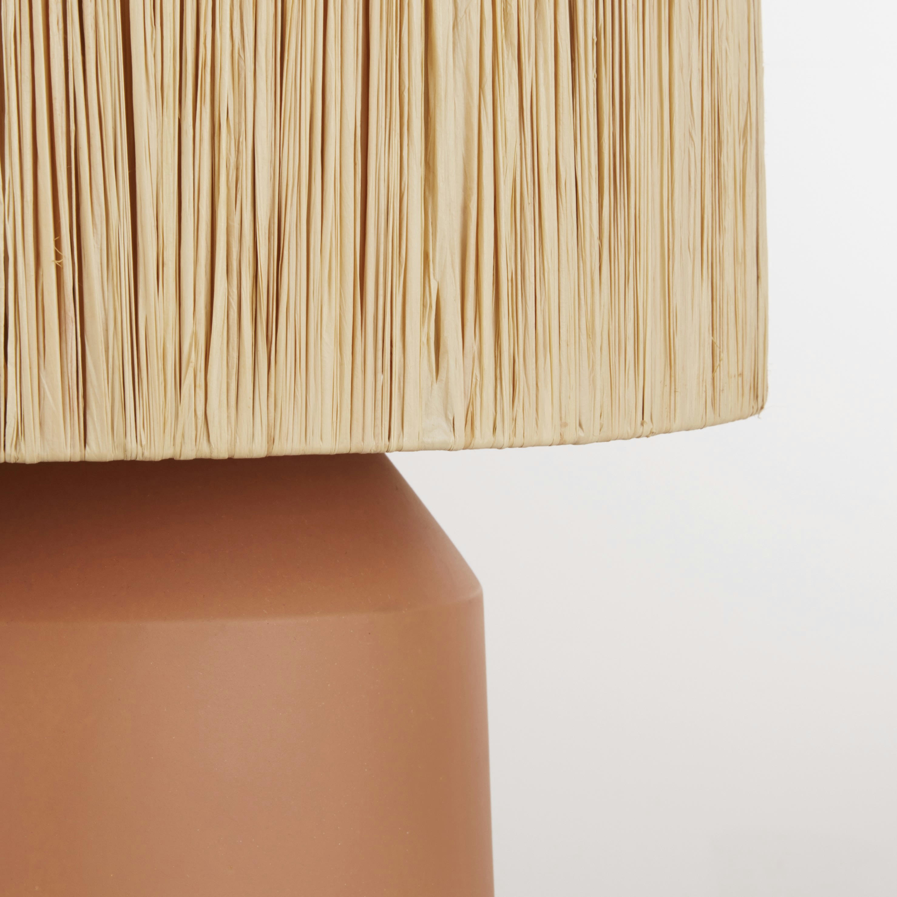 MAE - Lampe en céramique ocre et abat-jour en raphia