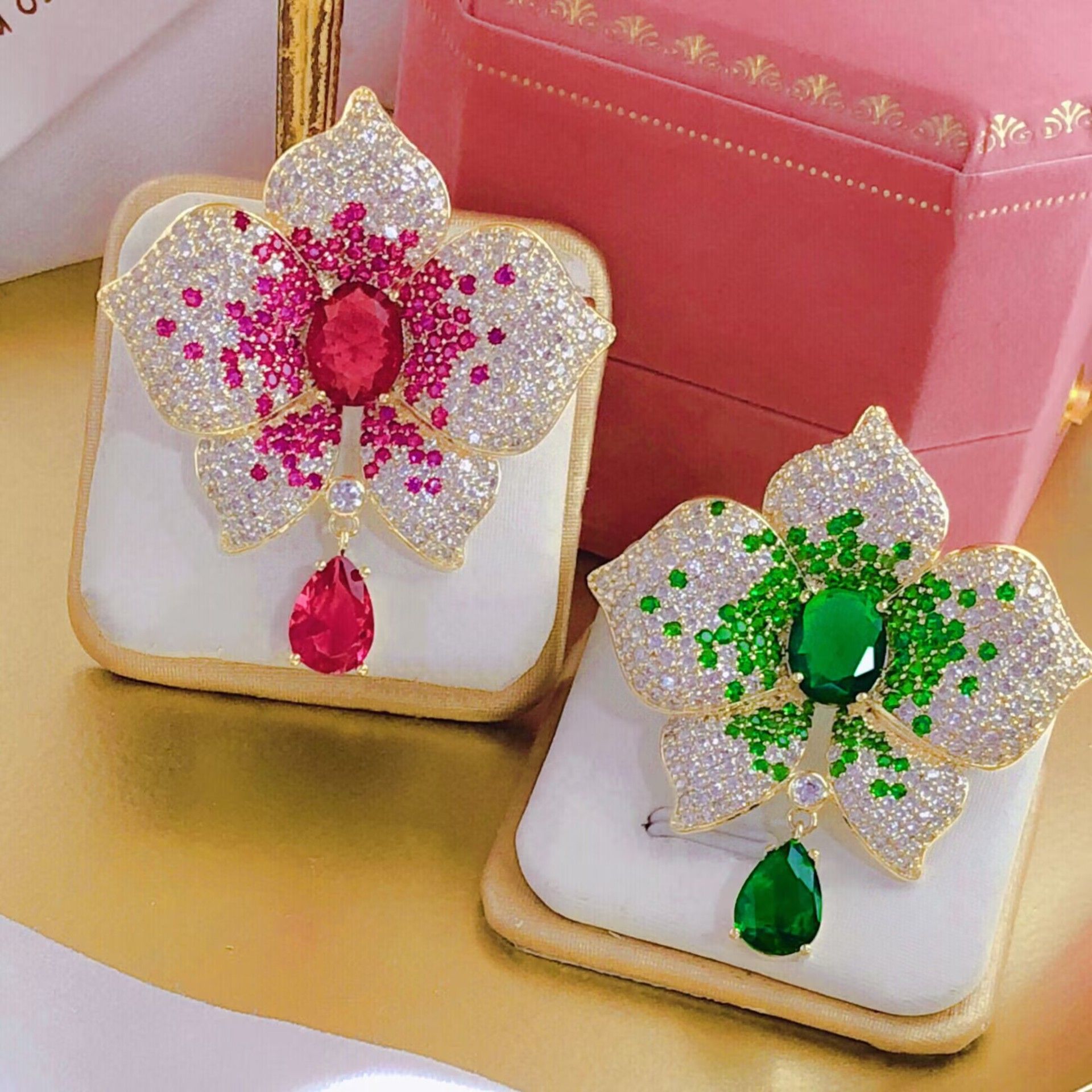 PEACH ACCESSORIES Sparkle Flower Teardrop Brooch