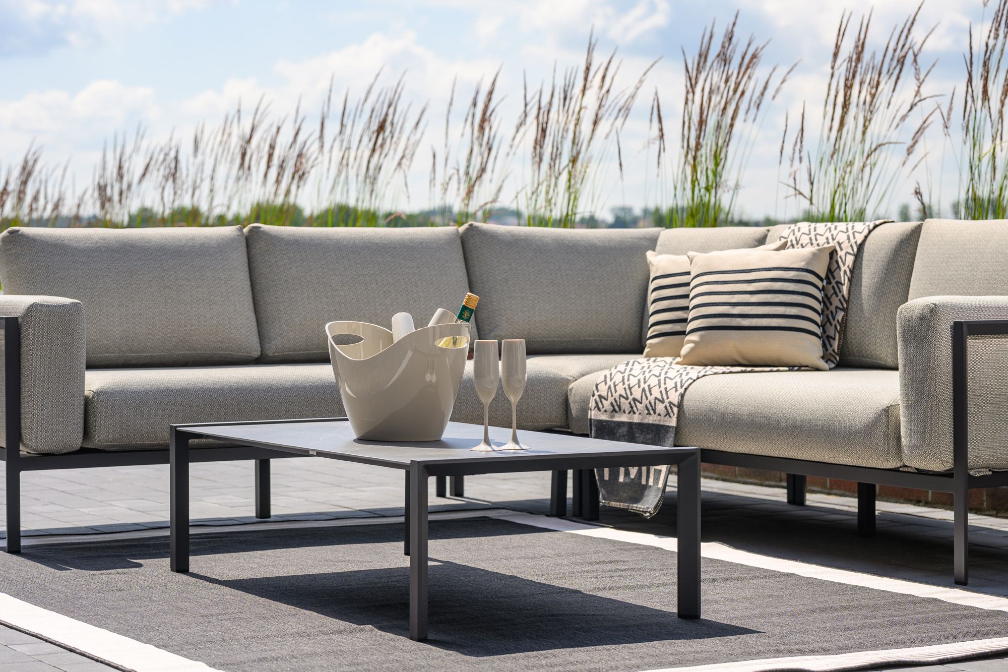 Stolik kawowy ogrodowy Iluma 130x65x35 cm Miloo Home