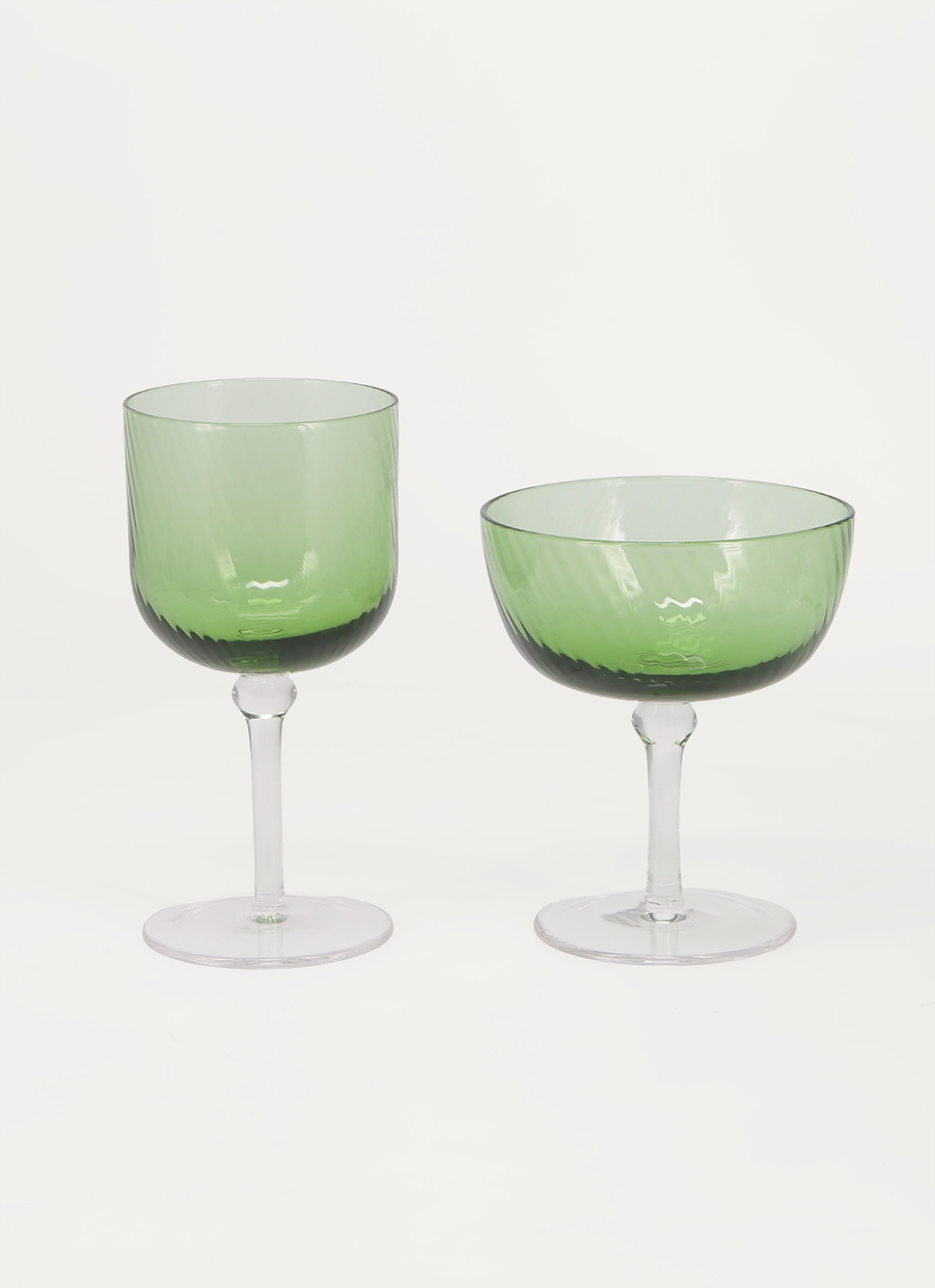 VERRE STRIÉ à PIED vert
