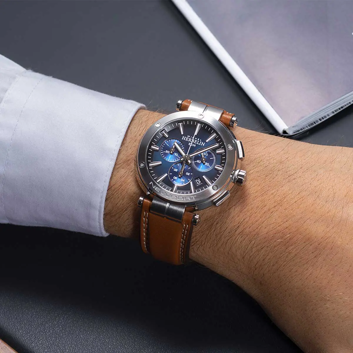 NEWPORT – CHRONOGRAPHE – NOIR & CUIR CAMEL