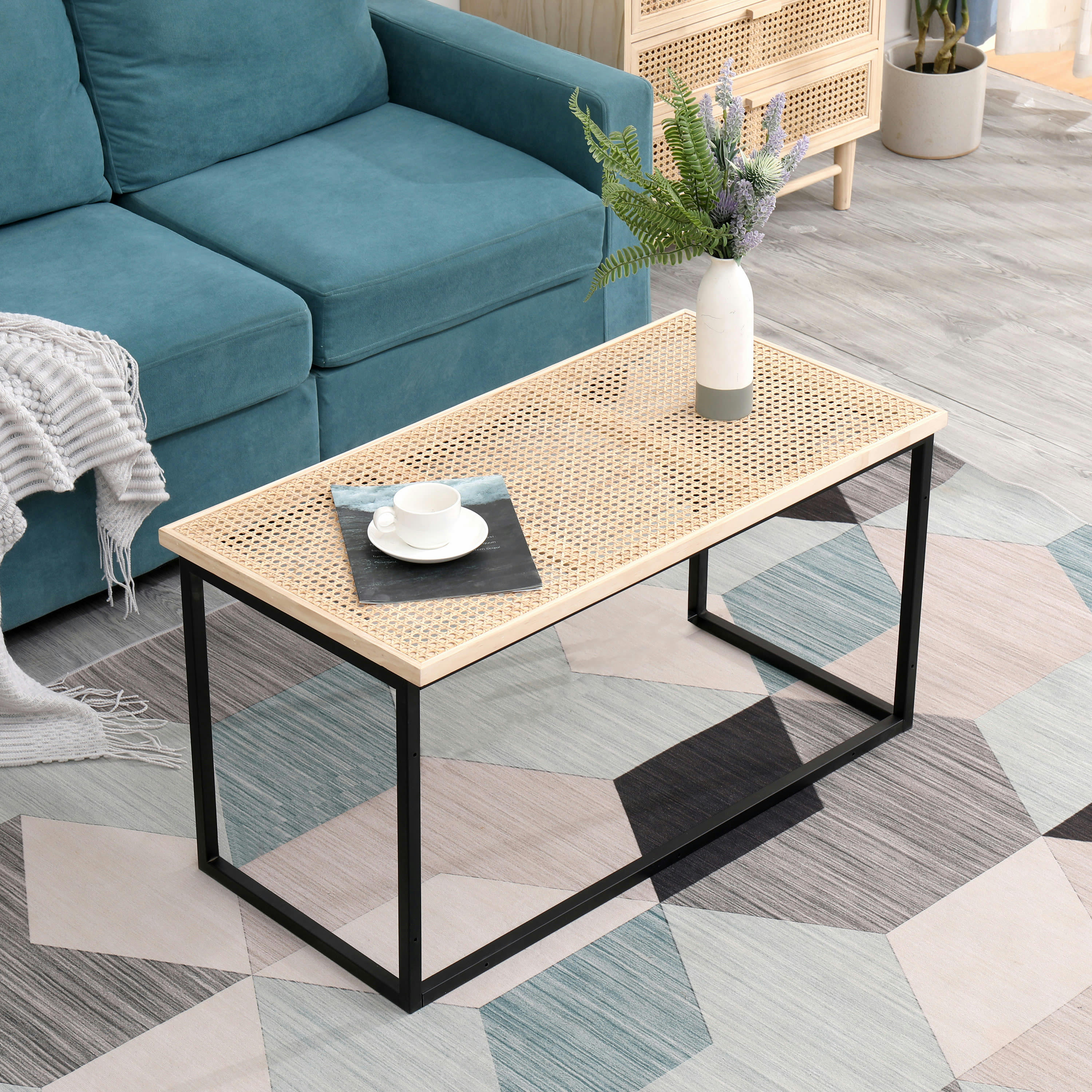 - Table basse industrielle en rotin et métal noir