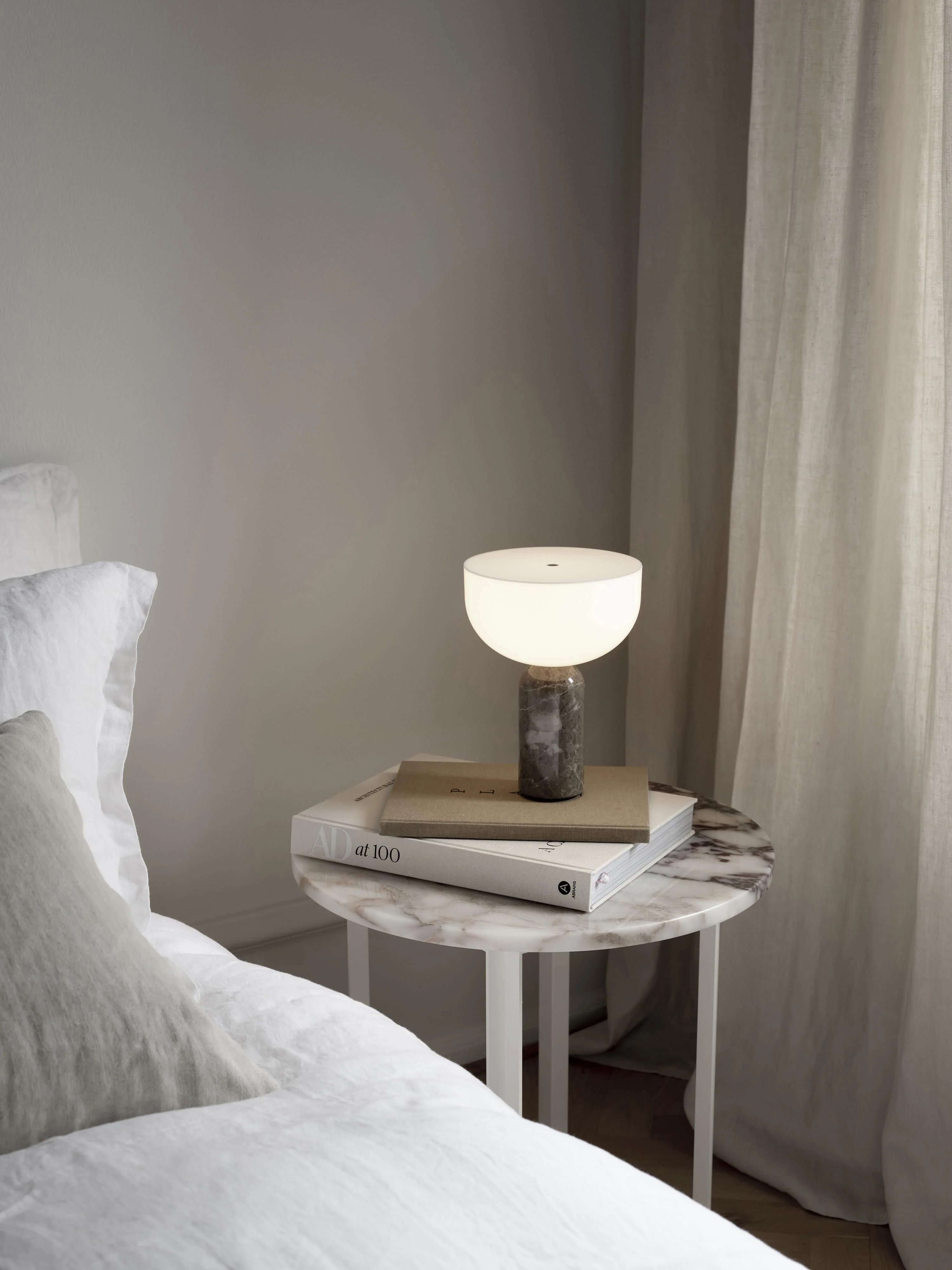 Kleine mobile LED-Tischlampe Kizu aus Marmor, dimmbar