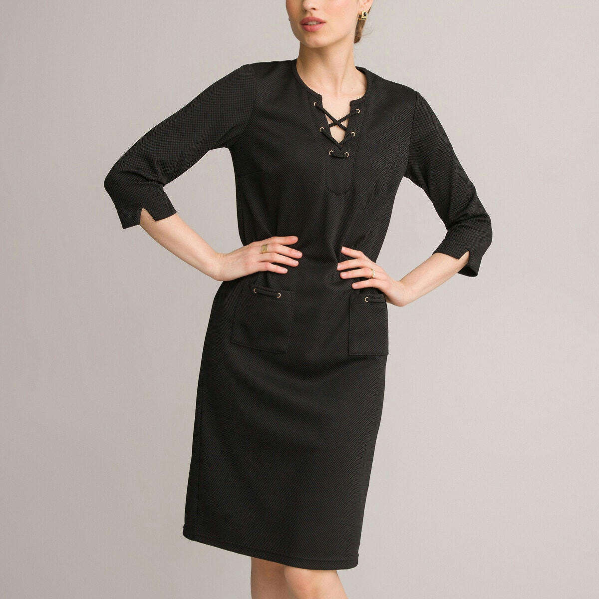 Robe droite, mi-longue, manches 3/4