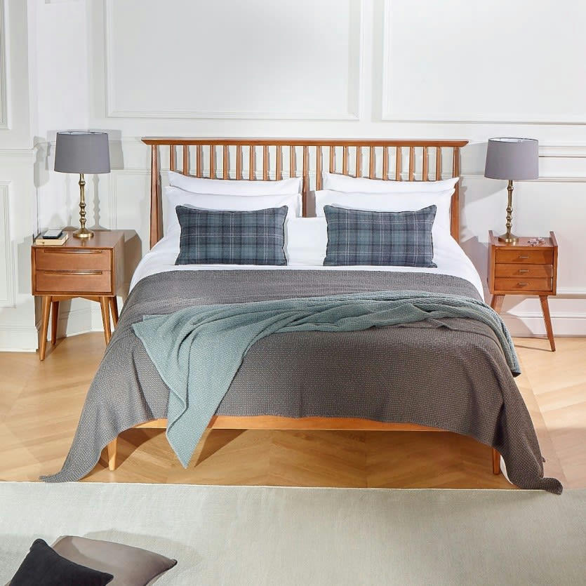 EDWARD - Lit 160x200 cm en bois massif teinte noyer