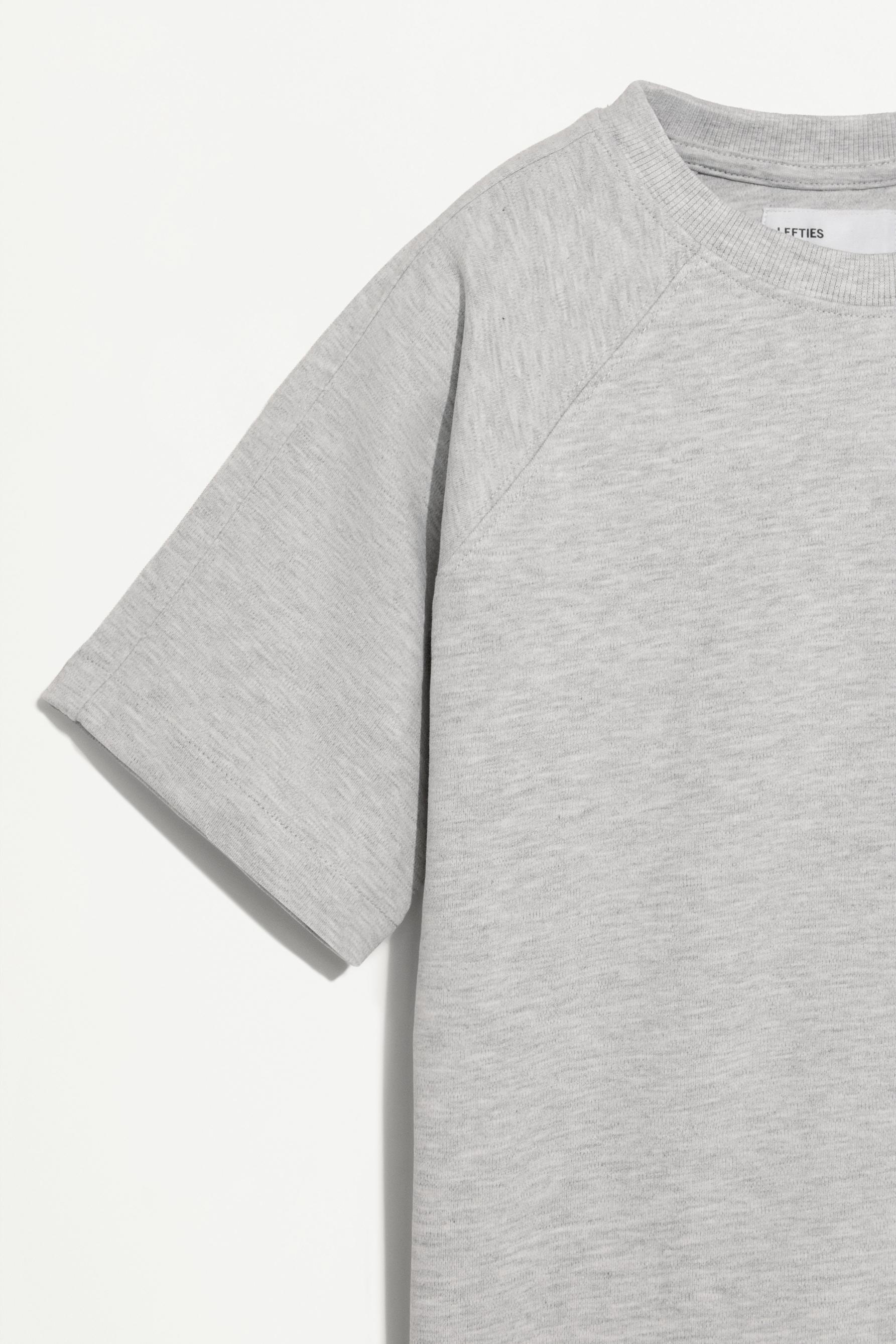 Camiseta interlock texto engomado.