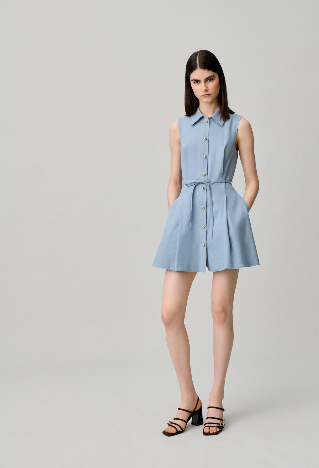 Robe courte sans manches