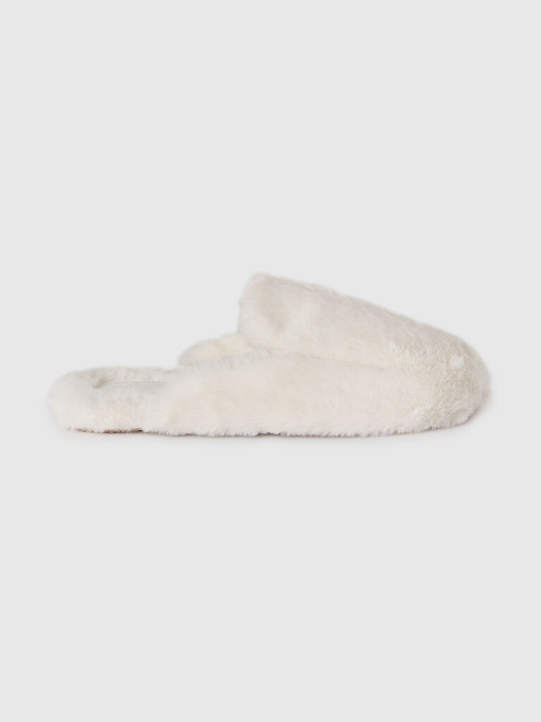 Slippers in synthetic fur