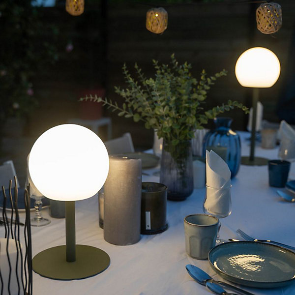 Lampe à poser POP - boule kaki rechargeable en métal LED IP44, 400 lumens, CCT et dimmable, hauteur ajustable