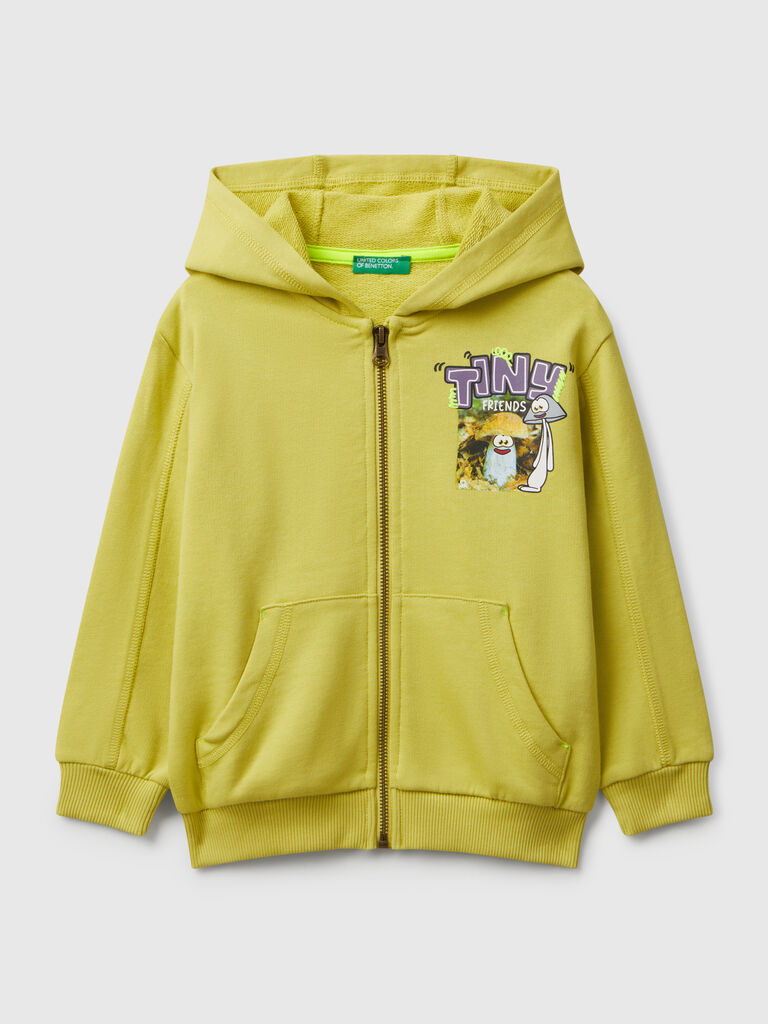 Sweatshirt with kangaroo pocket