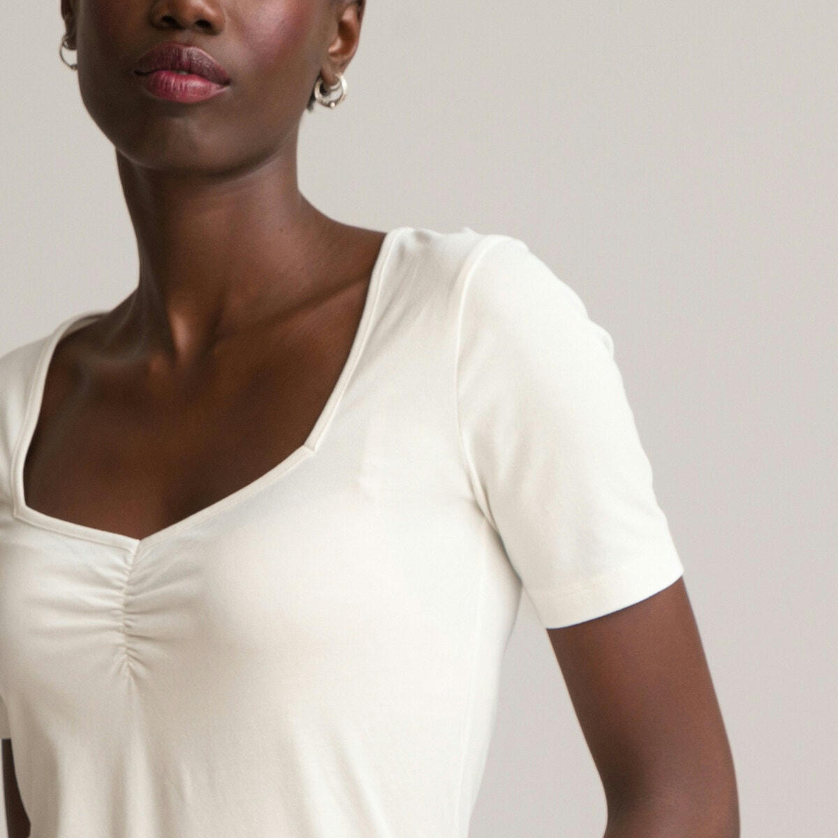 T-shirt encolure cœur manches courtes