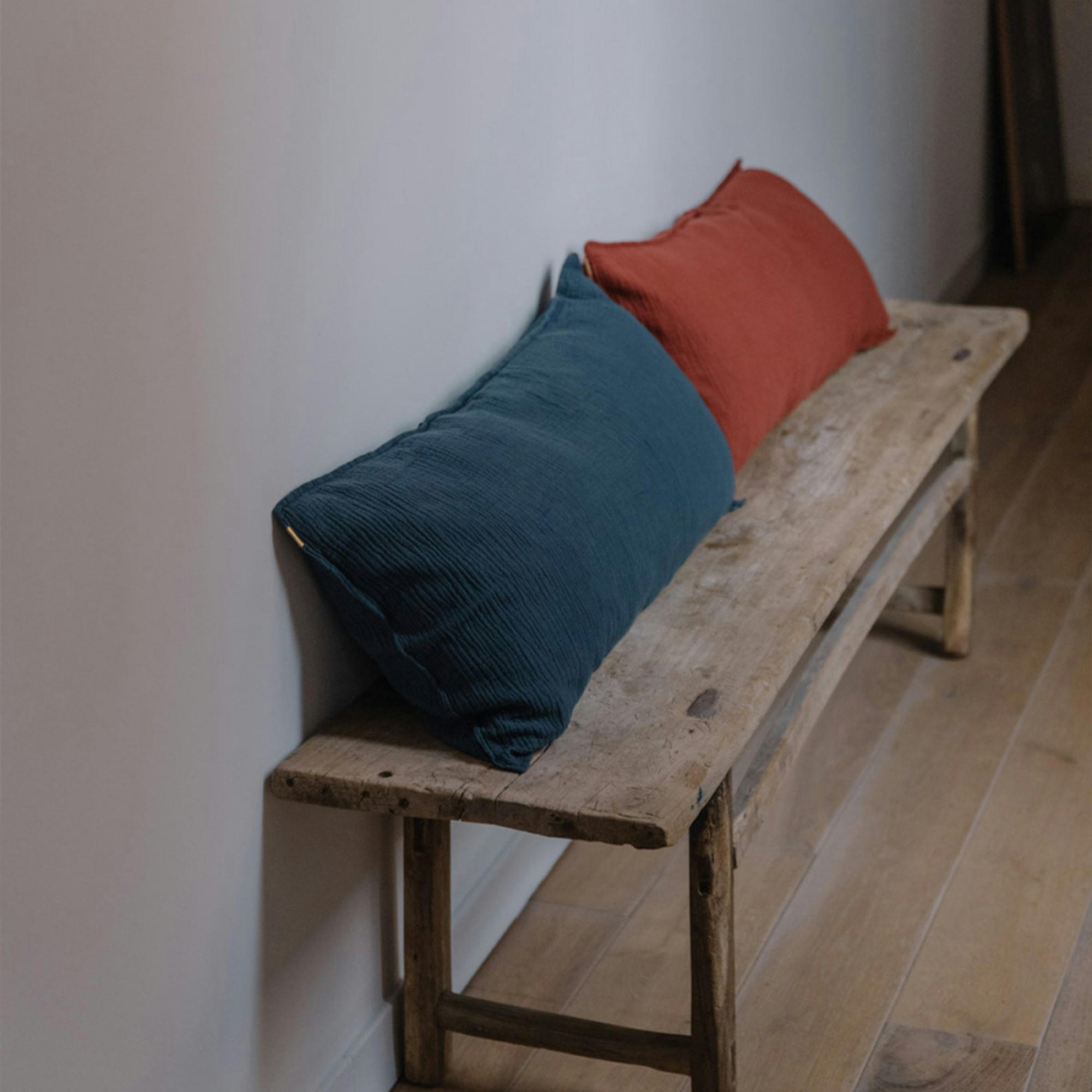 - Grand coussin en double gaze de coton bleu orage