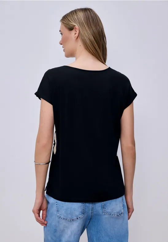 T-Shirt mit Split Neck und Frontprint