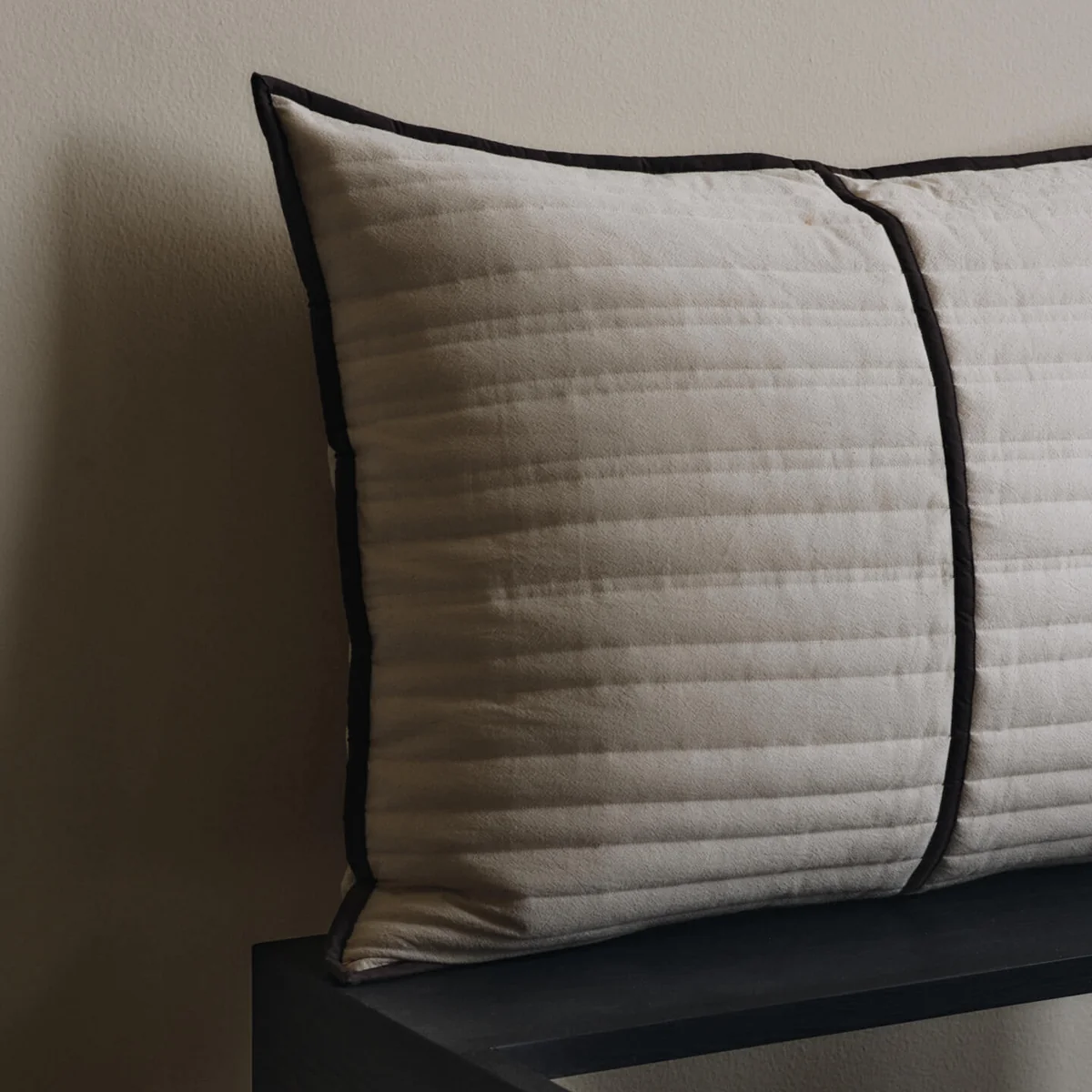Ferm Living - Vari Kissen, gesteppt, 60 x 80 cm, natur / dark chocolate